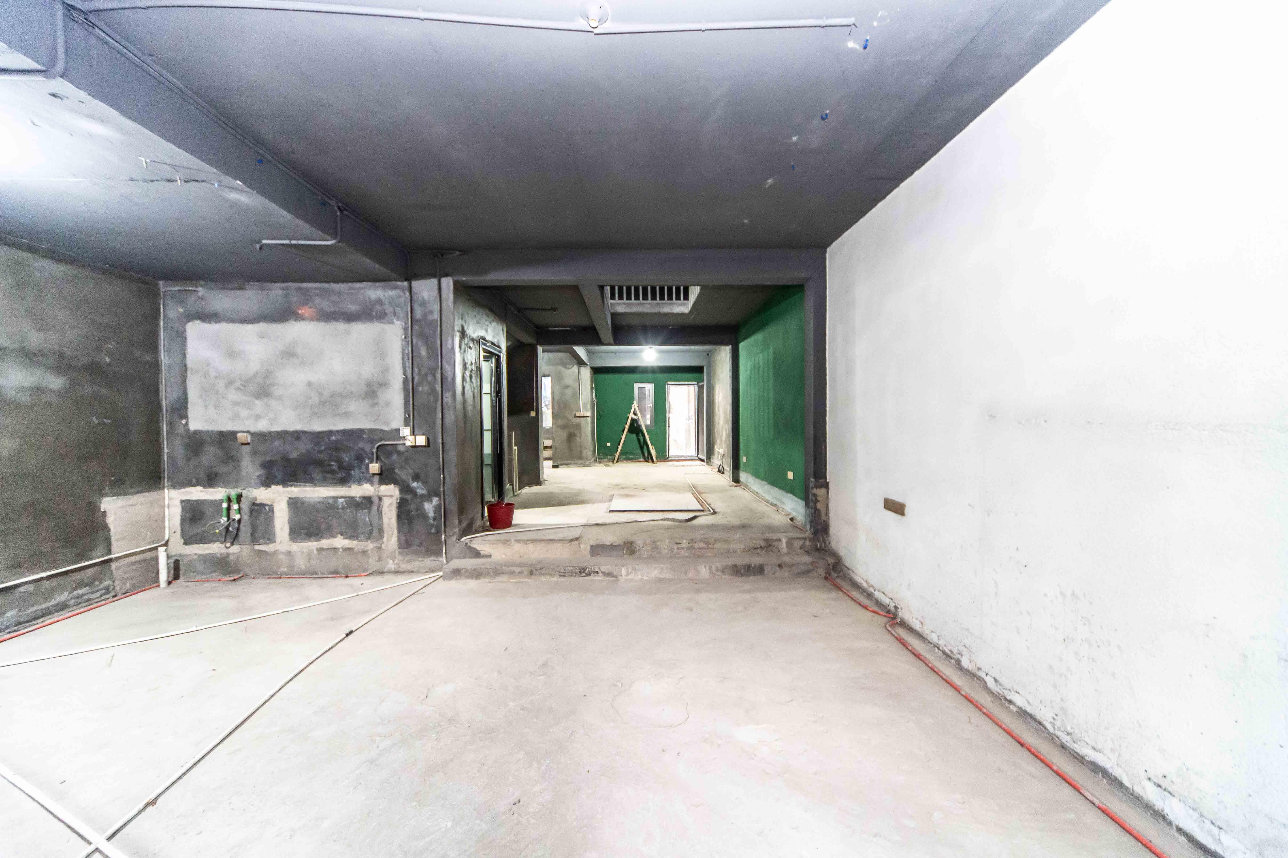 吉联小区(红墅湾) 6室2厅4卫 598.0万 吉联小区(红墅湾) 6室2厅4卫 598.0万客厅