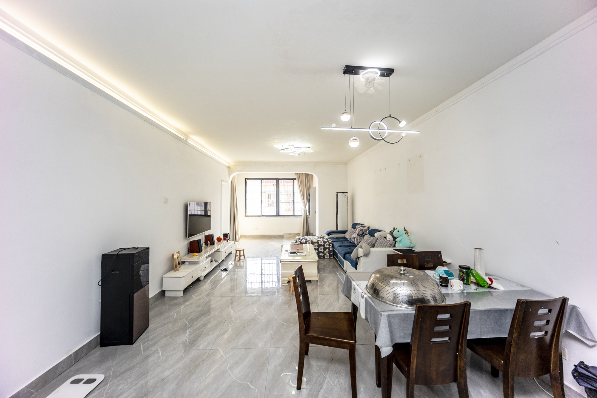 天剑路地税局宿舍  3室2厅2卫    108.0万客厅