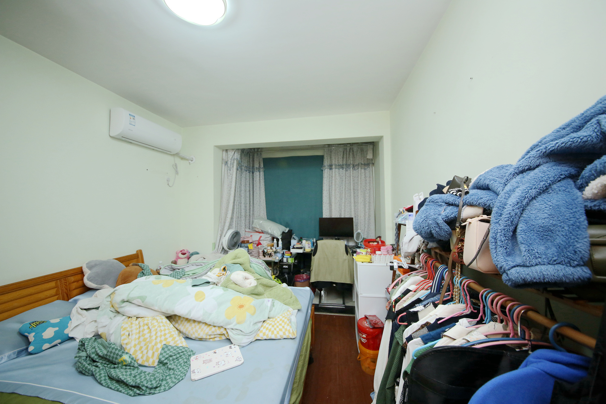 旭日东升  3室2厅2卫   120.00万卧室