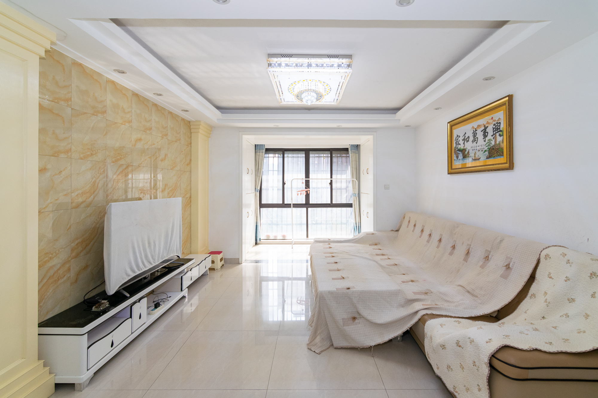 新城国际花都 3室2厅2卫 91.8万 新城国际花都 3室2厅2卫 91.8万客厅