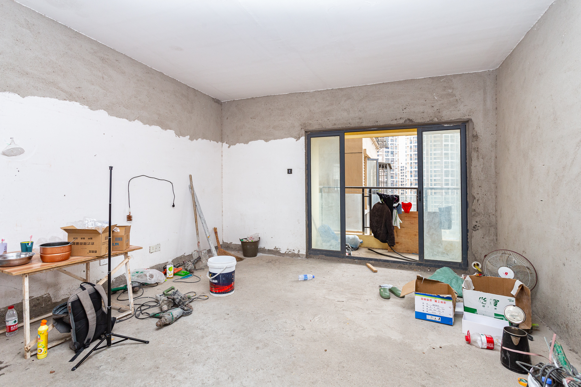 勤诚达新界  5室2厅2卫    137.0万 勤诚达新界  5室2厅2卫    137.0万客厅