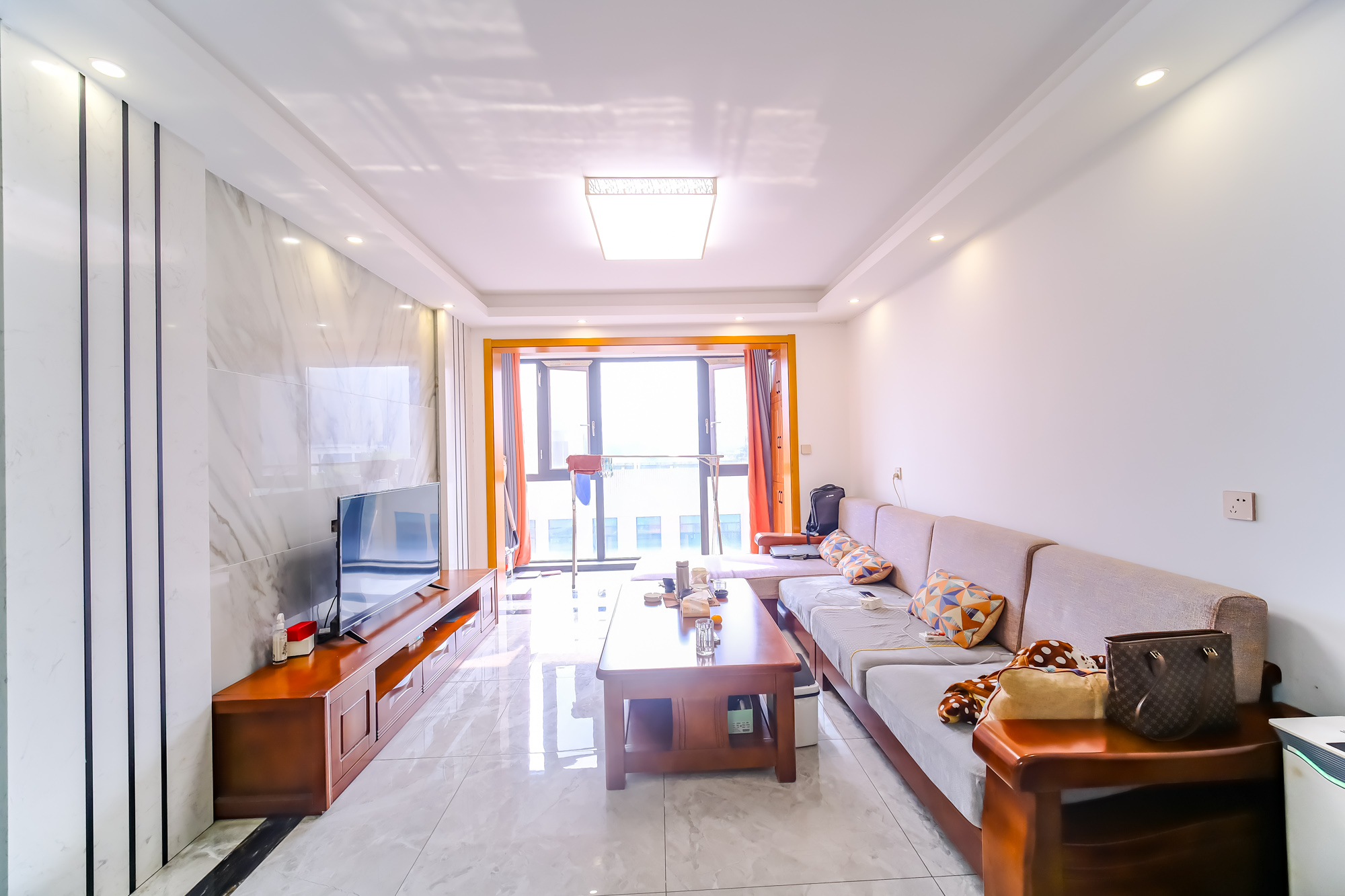 和悦城(蟠龙景苑) 3室2厅1卫 76.0万 和悦城(蟠龙景苑) 3室2厅1卫 76.0万客厅