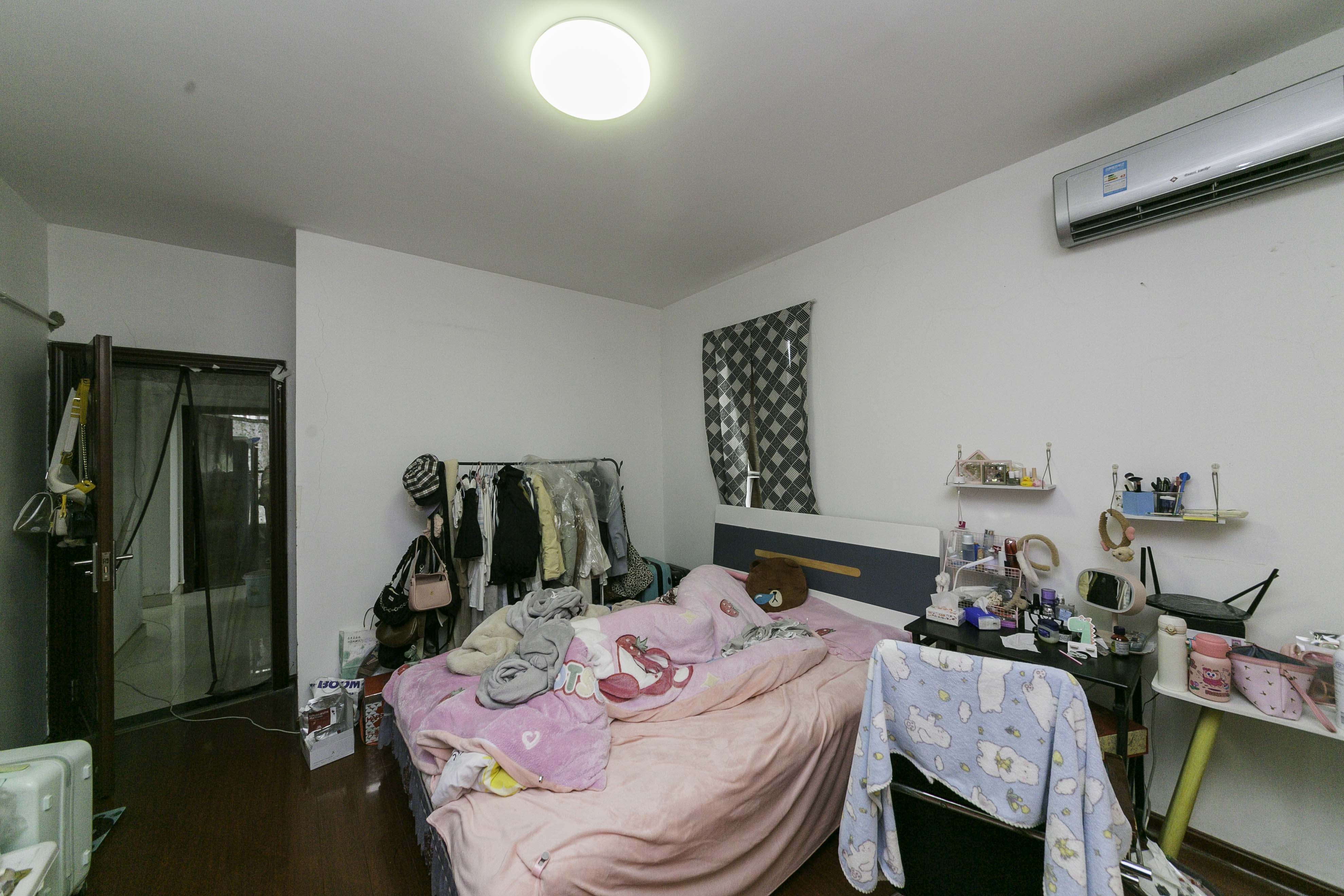 长大彩虹都  3室2厅1卫   82.50万卧室