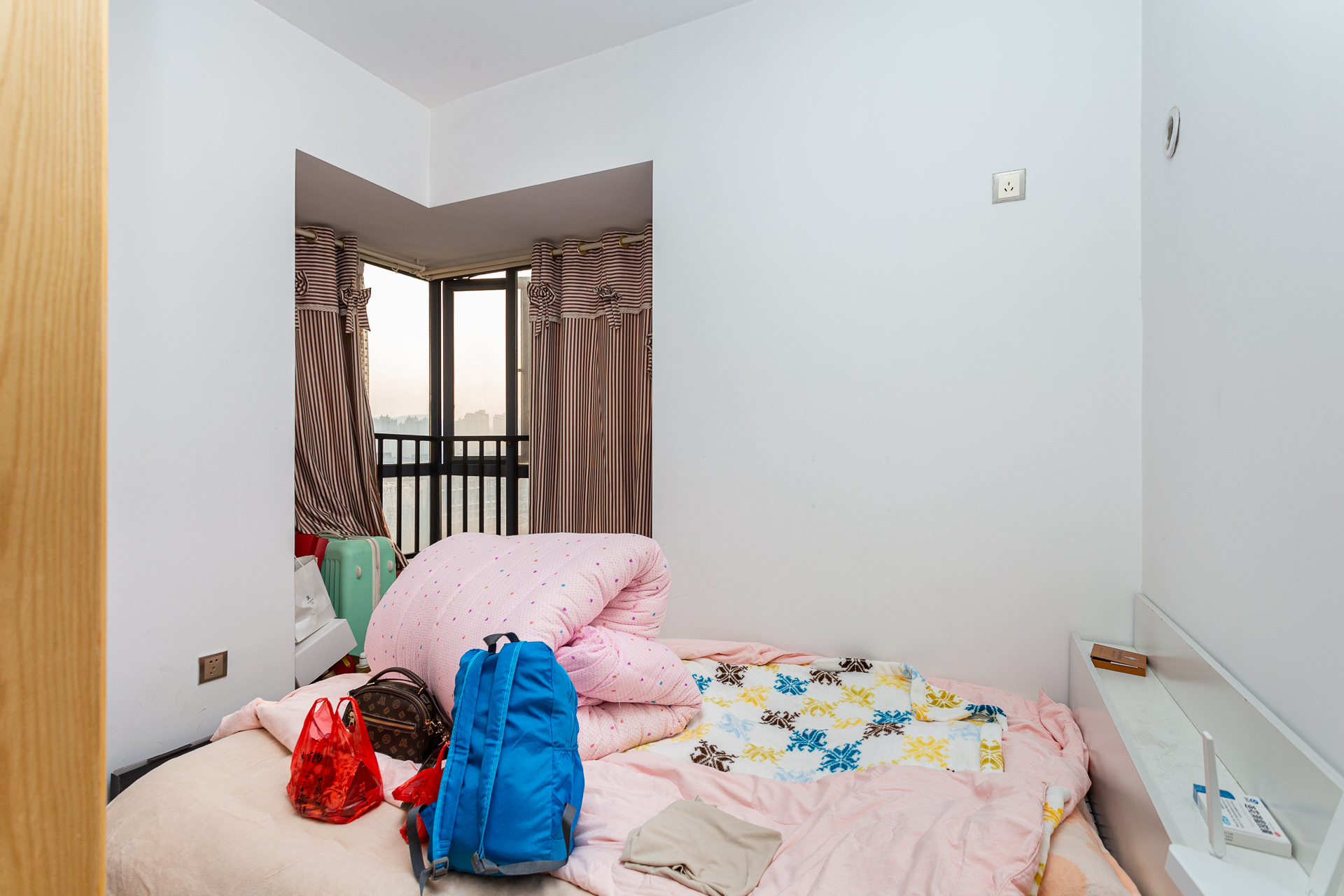 勤诚达新界  2室2厅1卫    86.0万 勤诚达新界  2室2厅1卫    86.0万卧室