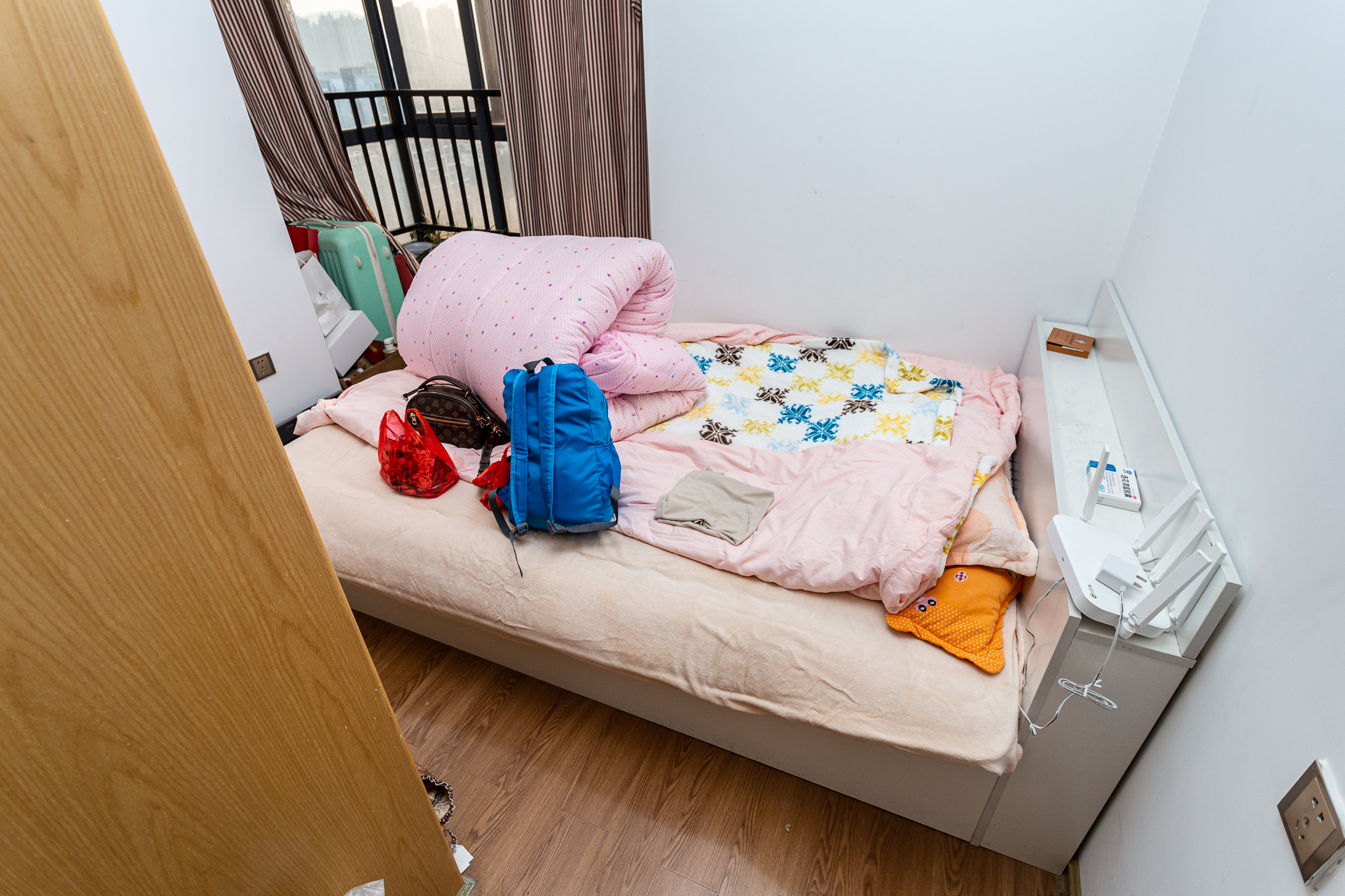 勤诚达新界  2室2厅1卫    86.0万 勤诚达新界  2室2厅1卫    86.0万卧室