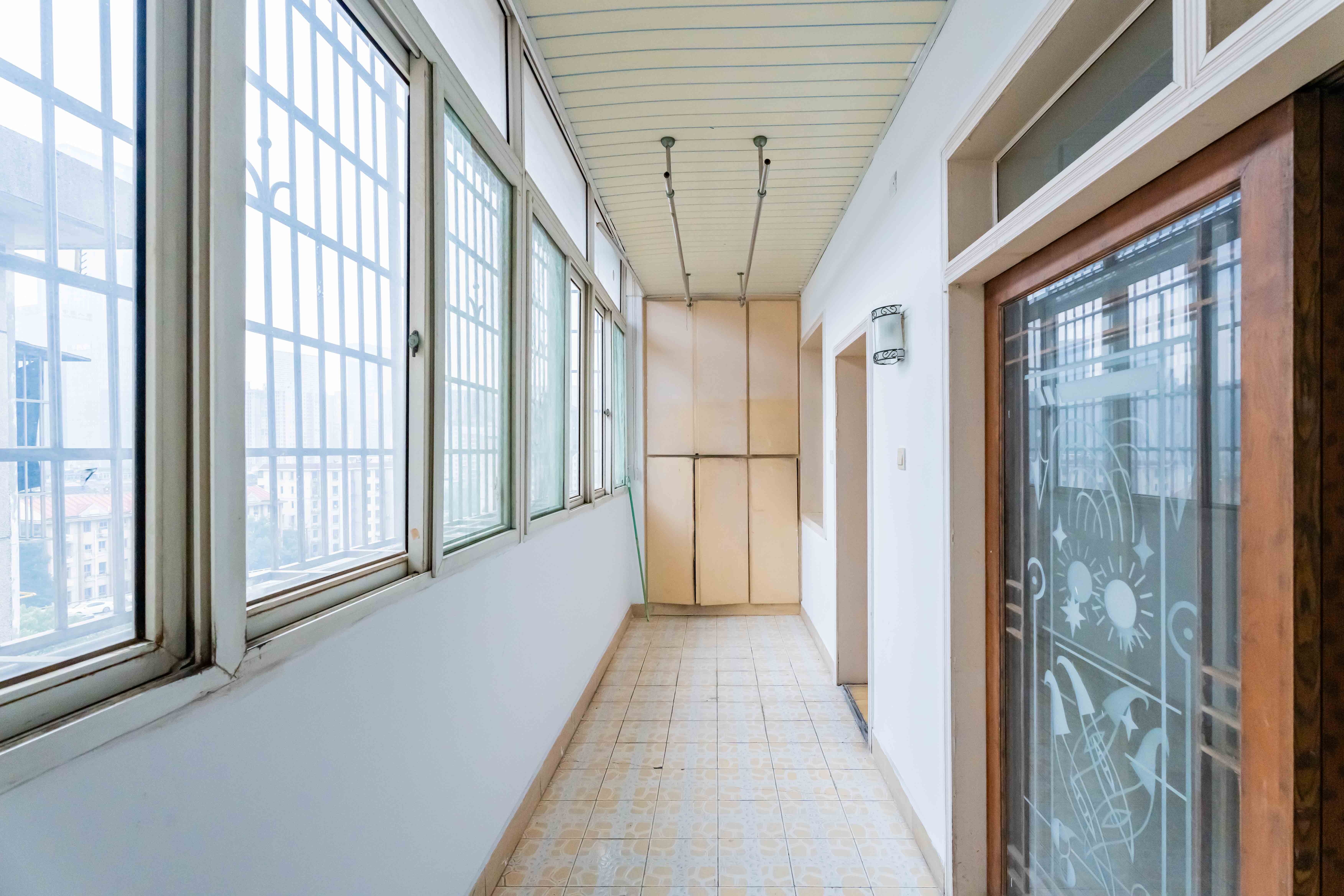 湖南六建伍家岭小区  3室2厅1卫   52.00万阳台