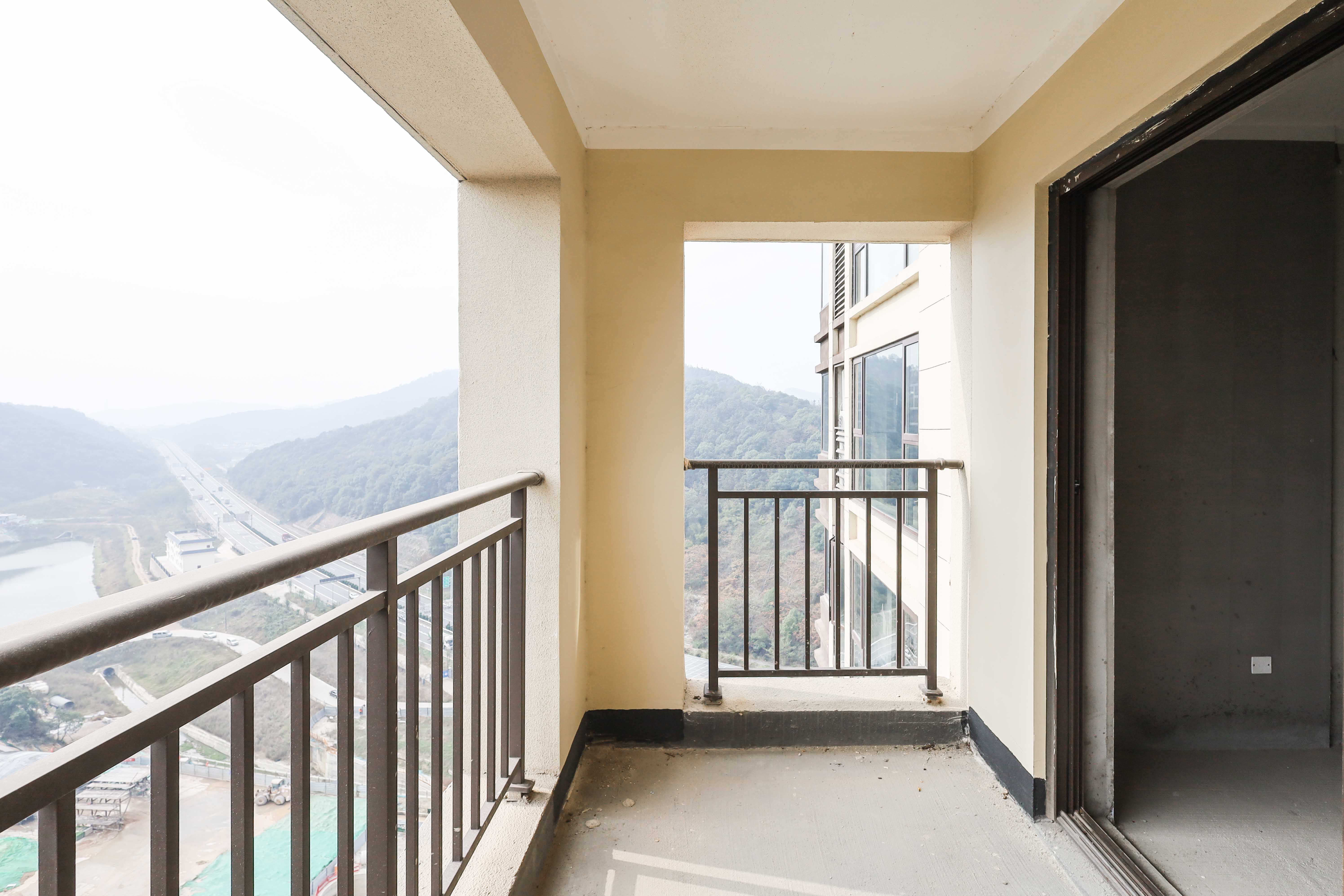 梅溪正荣府  4室2厅2卫    141.0万阳台