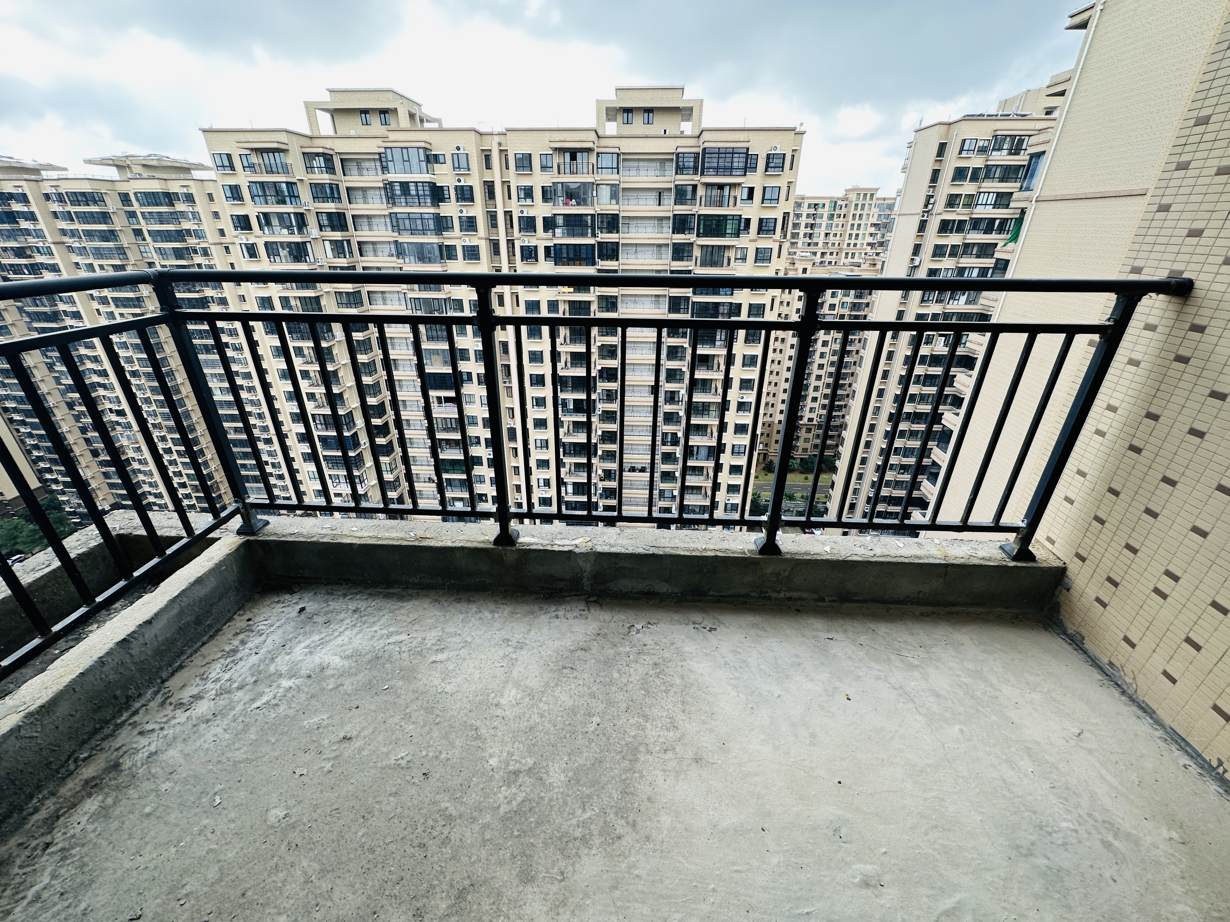 海秀花园 3室2厅2卫 206.0万 海秀花园 3室2厅2卫 206.0万阳台