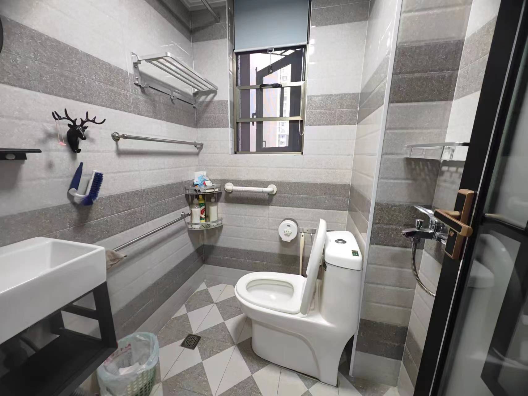 奥园广场  4室2厅2卫    86.0万 奥园广场  4室2厅2卫    86.0万室内图