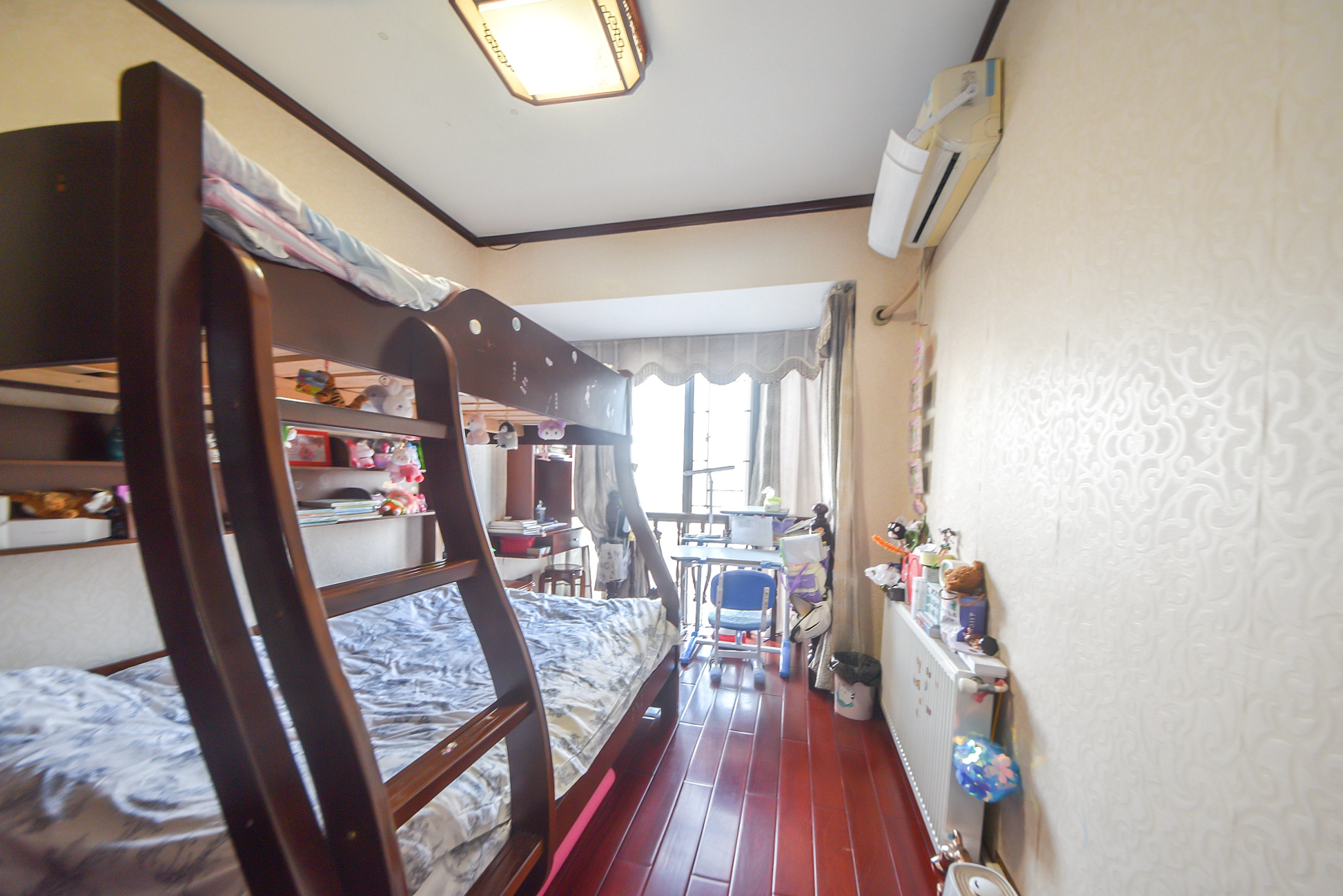 万博汇  4室2厅2卫   267.00万卧室