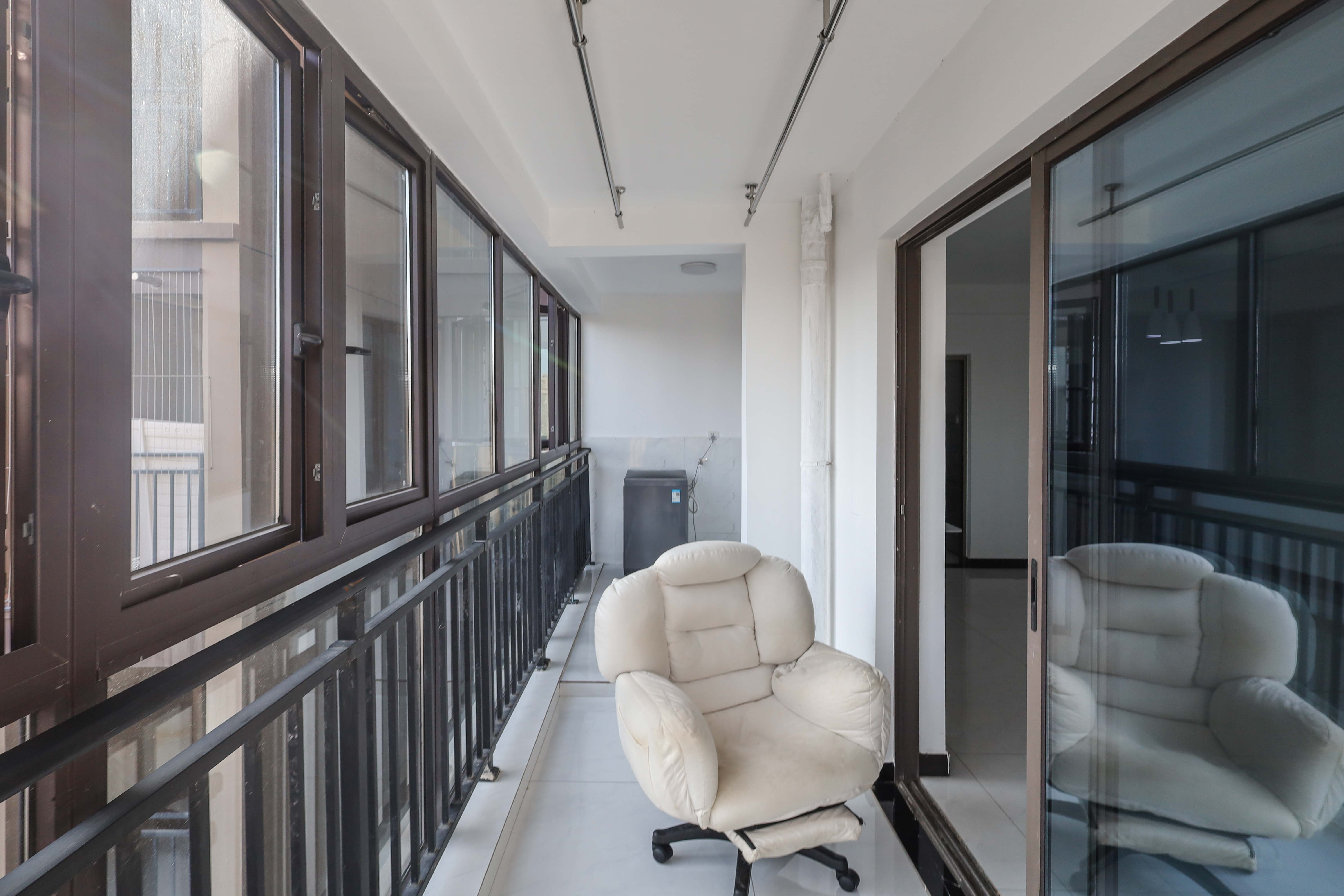 梅溪湖合能璞丽 4室2厅2卫 130.0万 梅溪湖合能璞丽 4室2厅2卫 130.0万阳台