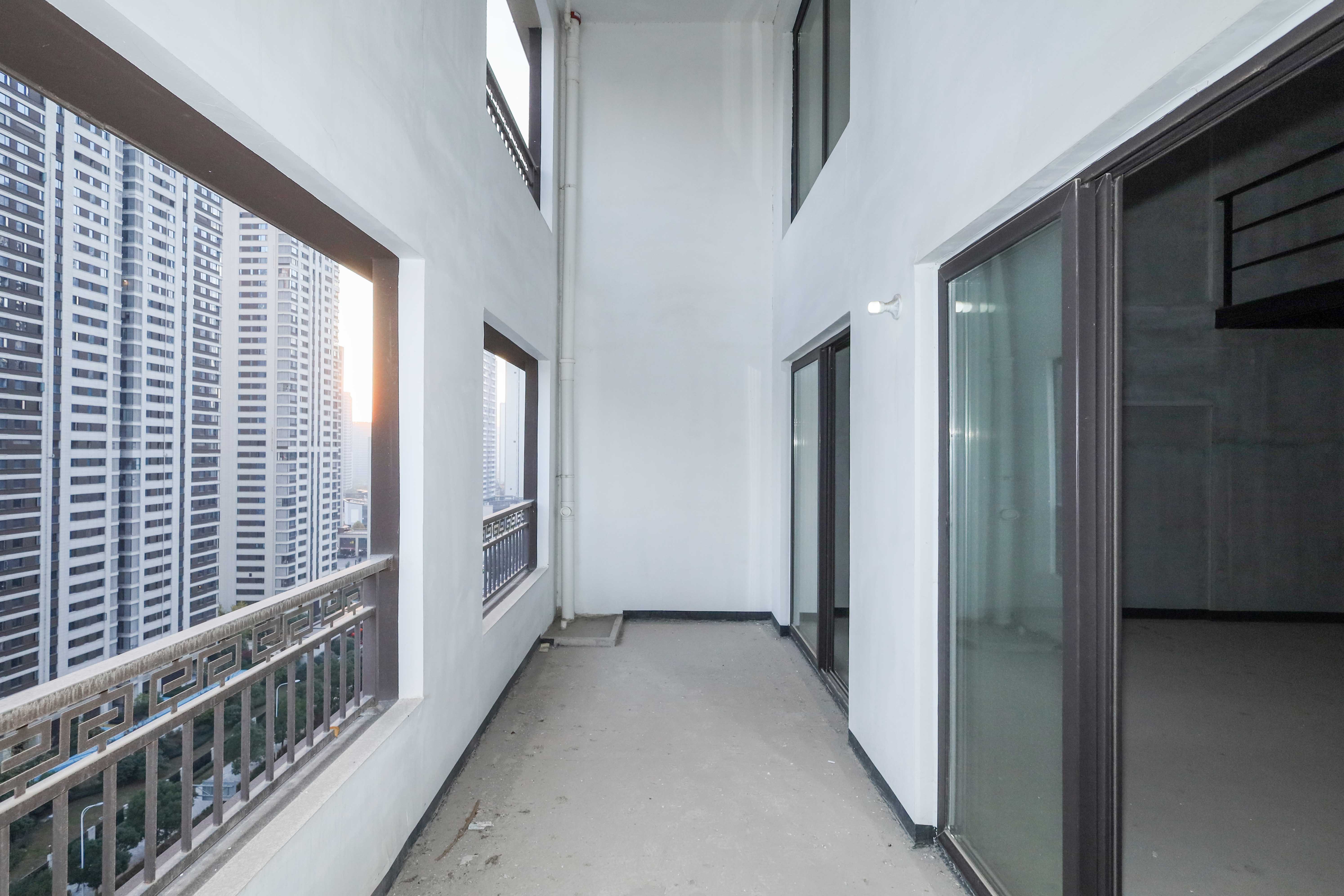 建发央著  4室2厅2卫   295.00万阳台