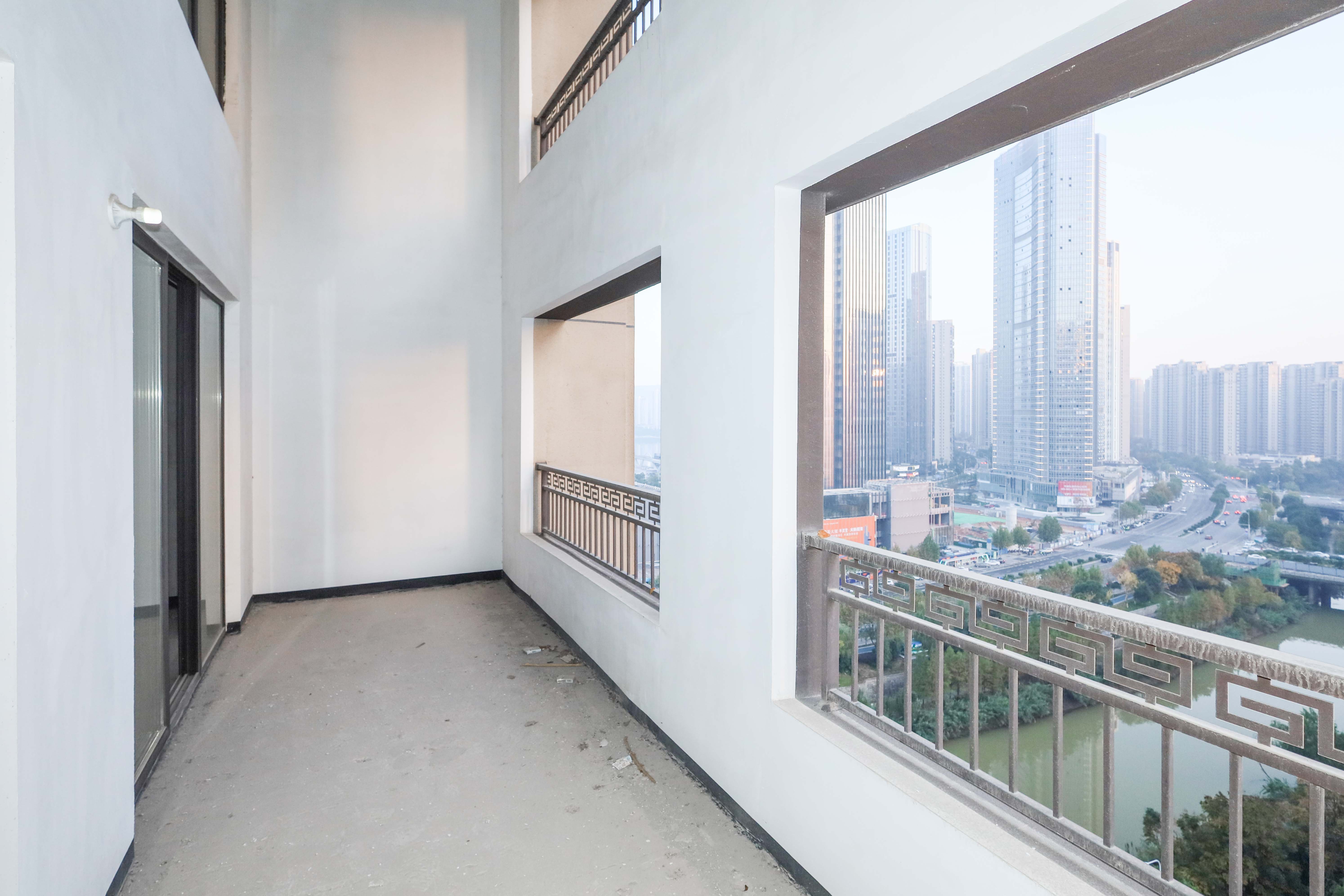 建发央著  4室2厅2卫   295.00万阳台