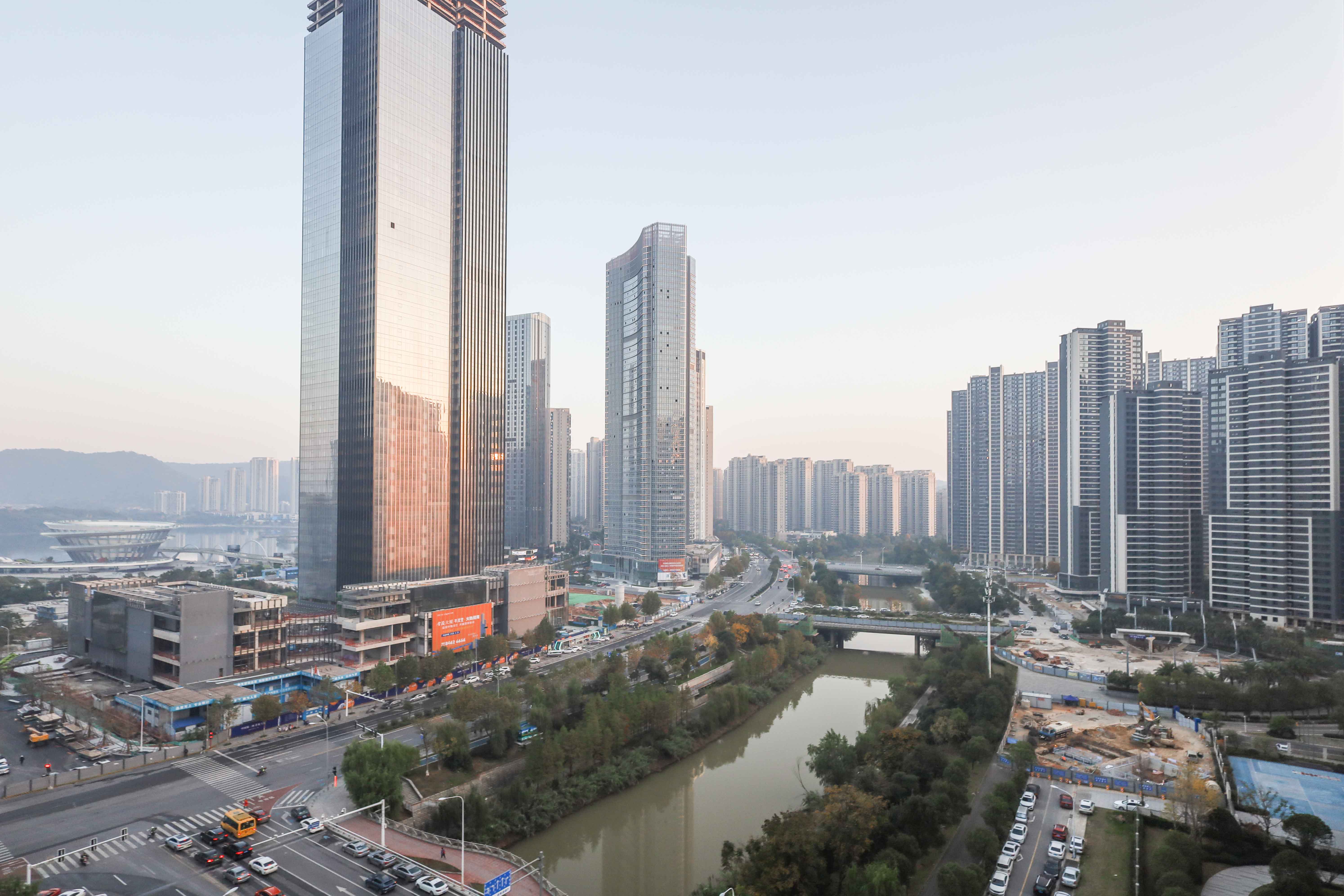 建发央著  4室2厅2卫   295.00万阳台