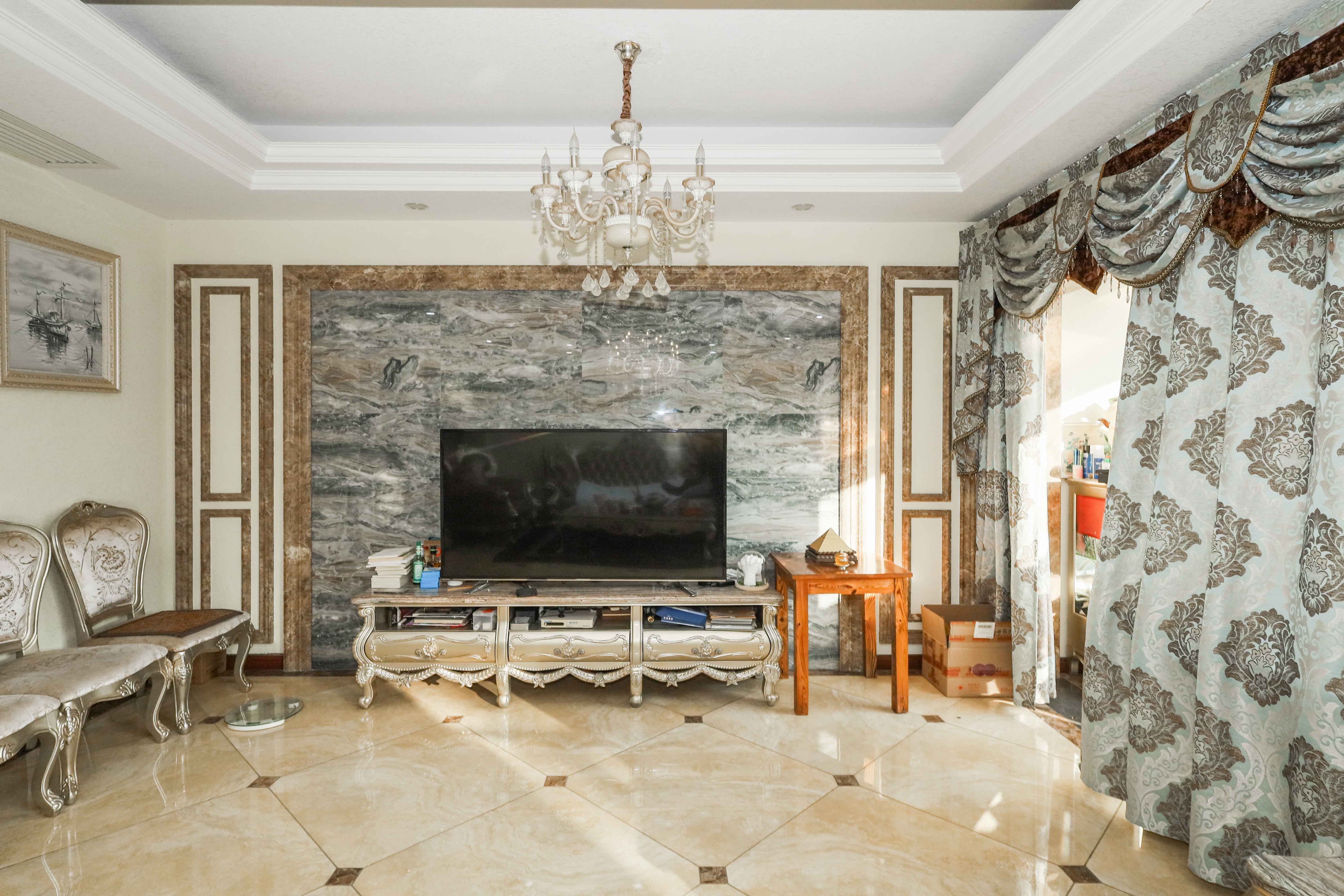 山水英伦  5室2厅3卫    385.0万 山水英伦  5室2厅3卫    385.0万客厅