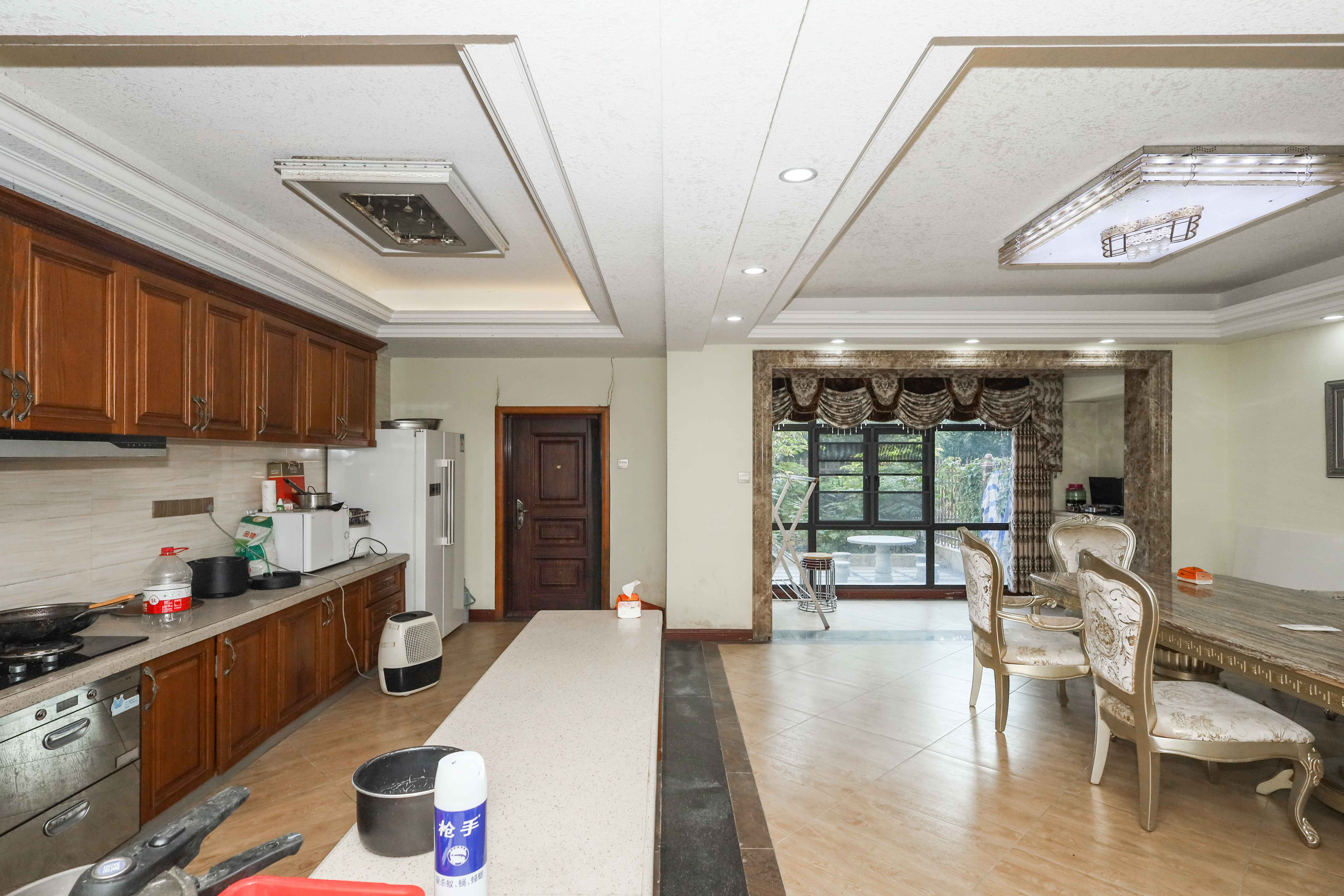 山水英伦  5室2厅3卫    385.0万 山水英伦  5室2厅3卫    385.0万厨房