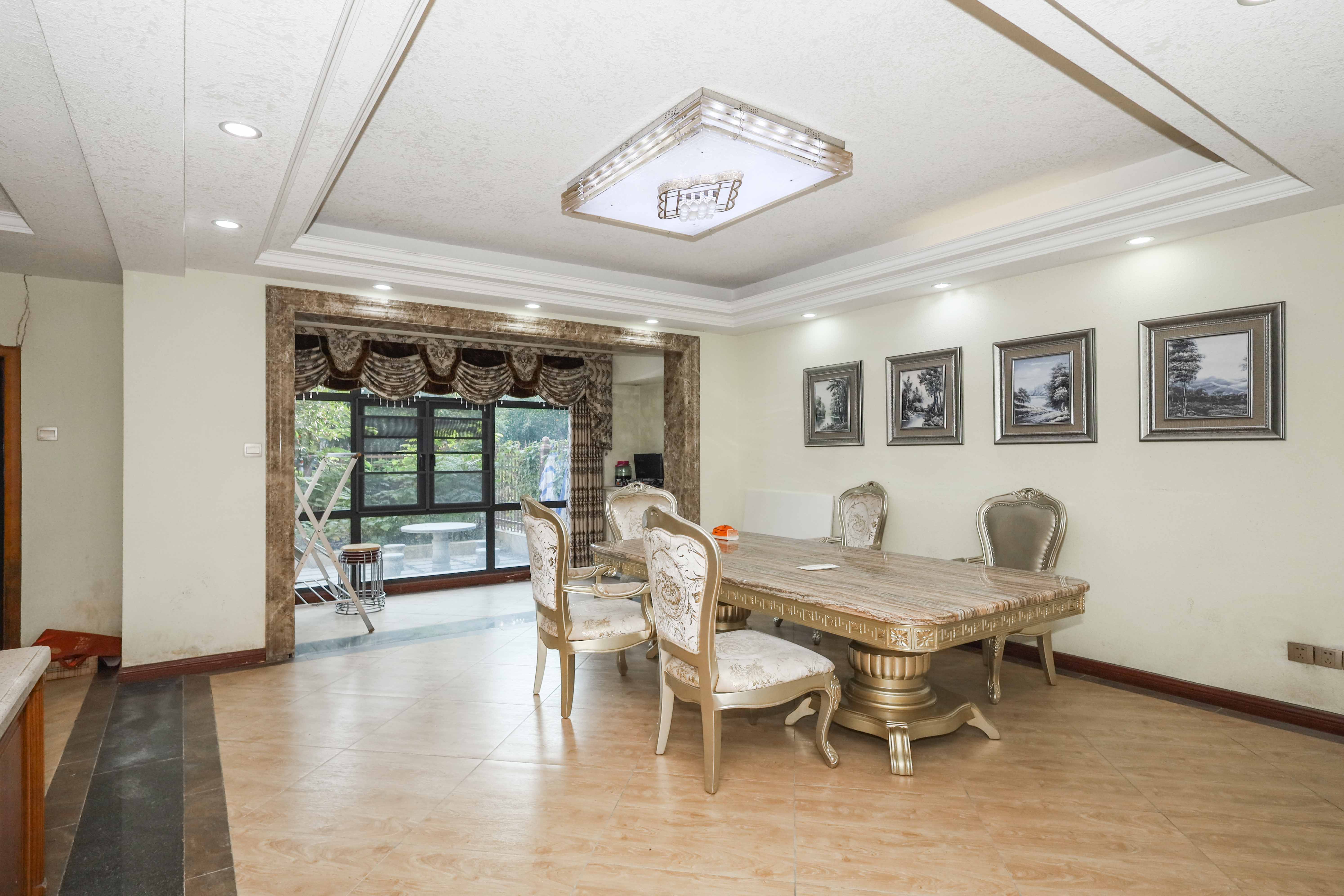 山水英伦  5室2厅3卫    385.0万 山水英伦  5室2厅3卫    385.0万厨房