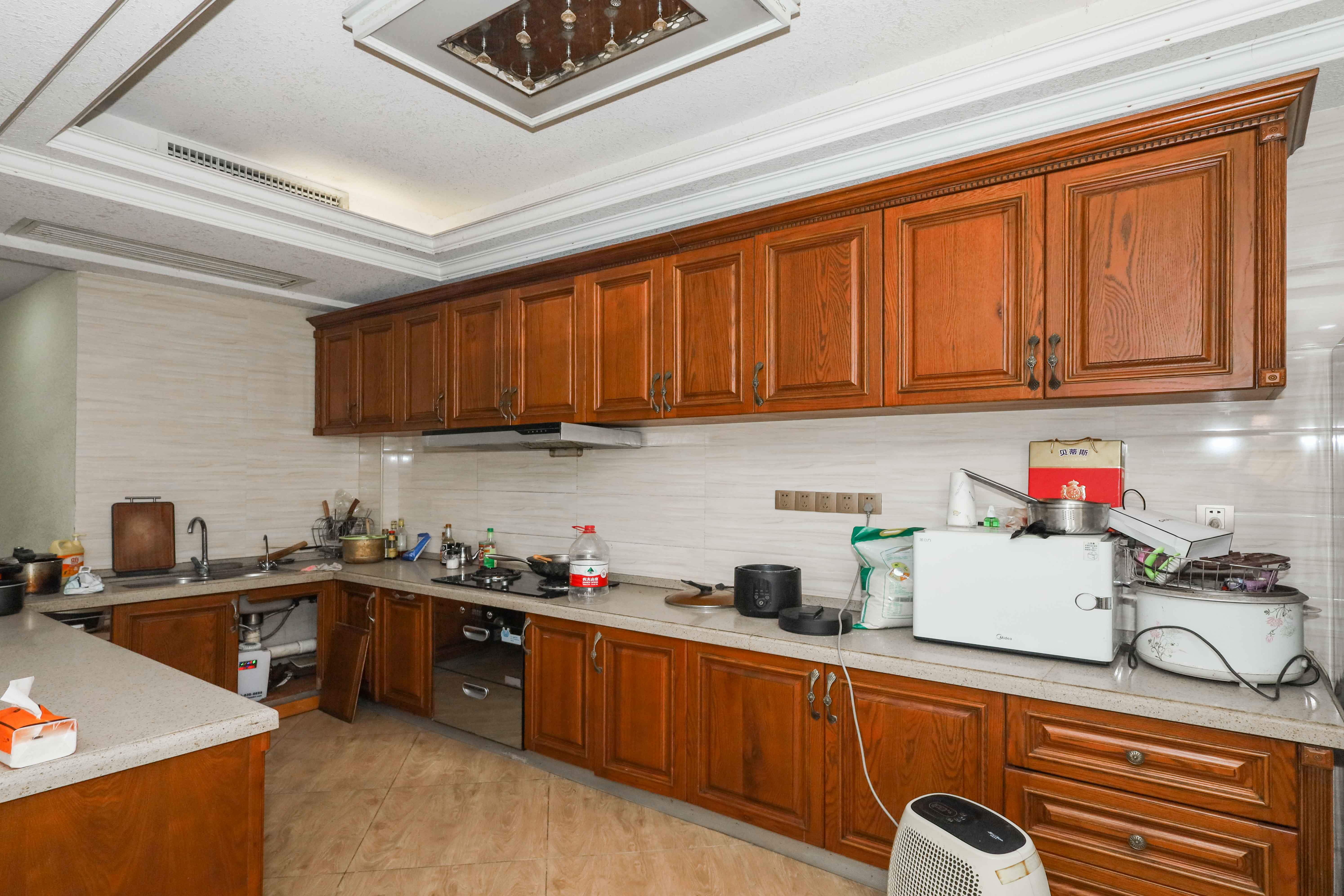 山水英伦  5室2厅3卫    385.0万 山水英伦  5室2厅3卫    385.0万厨房