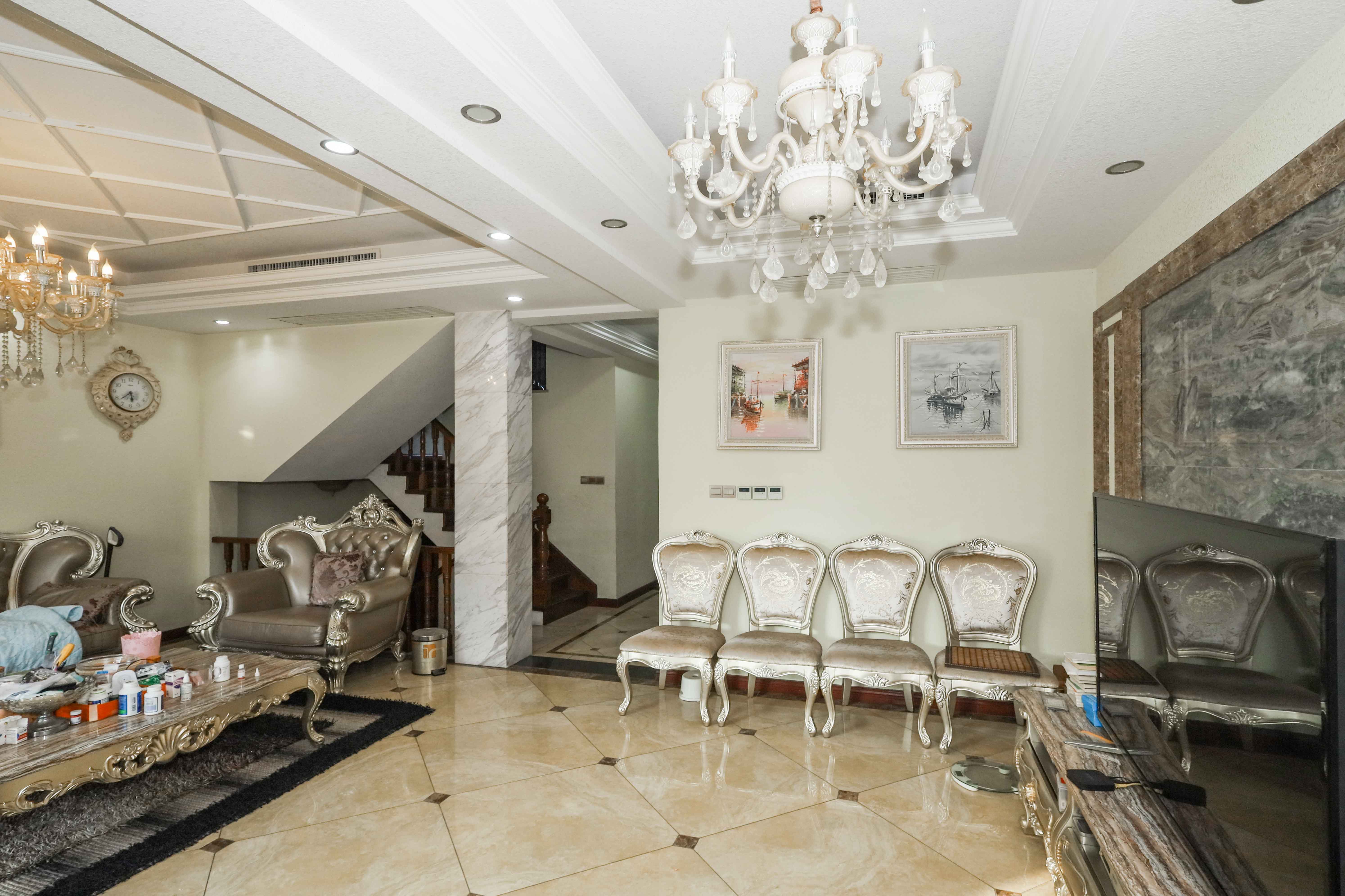 山水英伦  5室2厅3卫    385.0万 山水英伦  5室2厅3卫    385.0万客厅