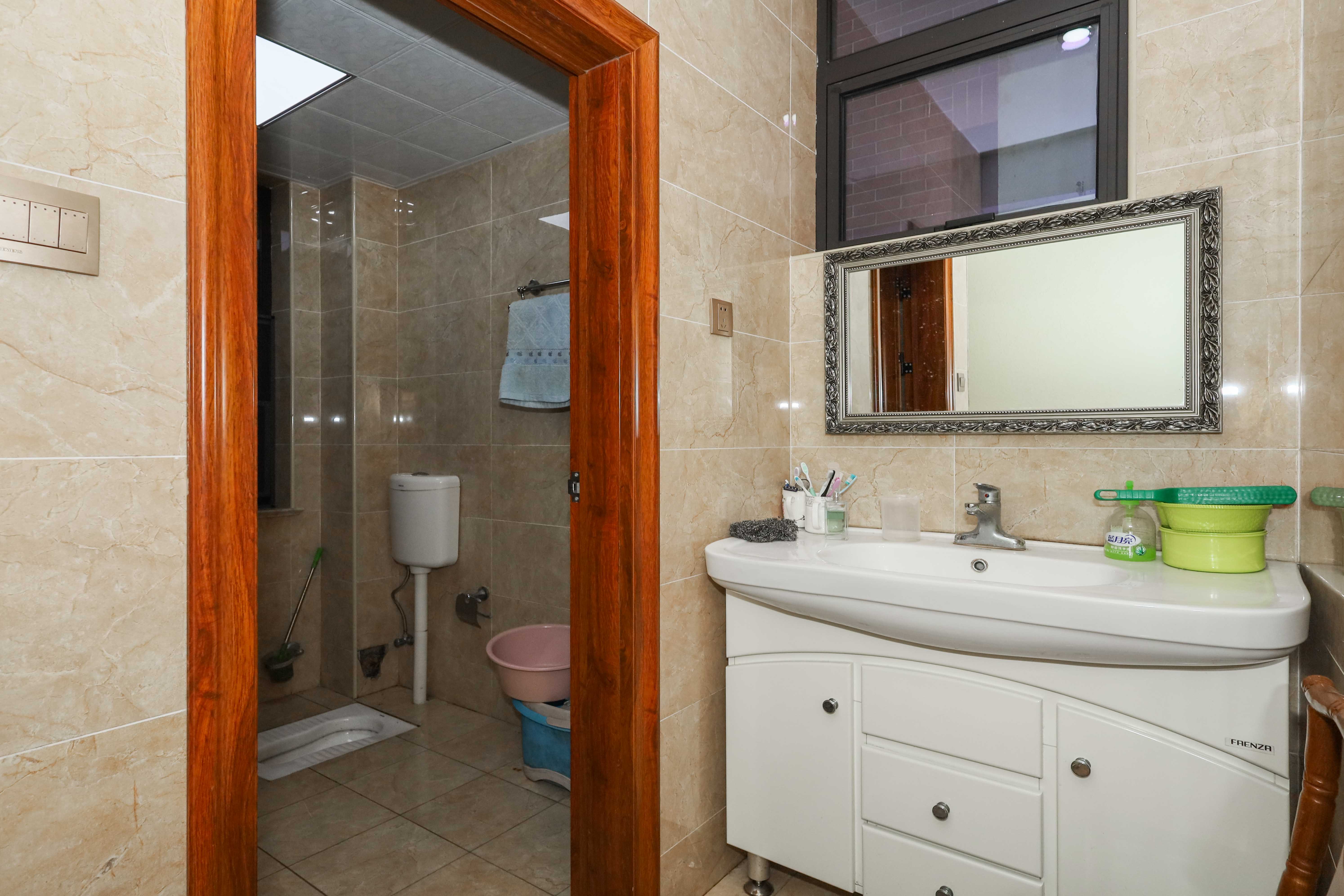 山水英伦  5室2厅3卫    385.0万 山水英伦  5室2厅3卫    385.0万卫生间