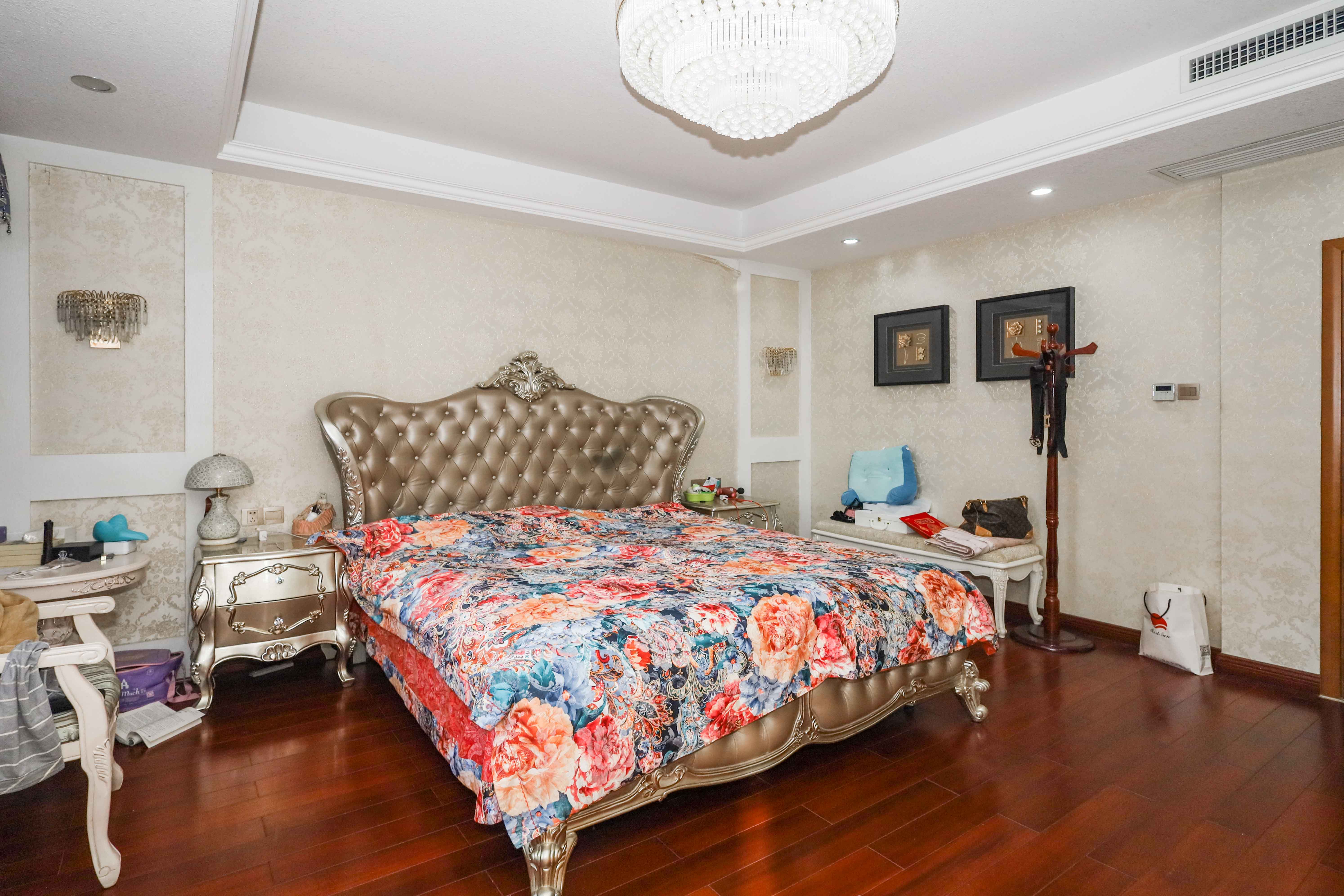 山水英伦  5室2厅3卫    385.0万 山水英伦  5室2厅3卫    385.0万卧室