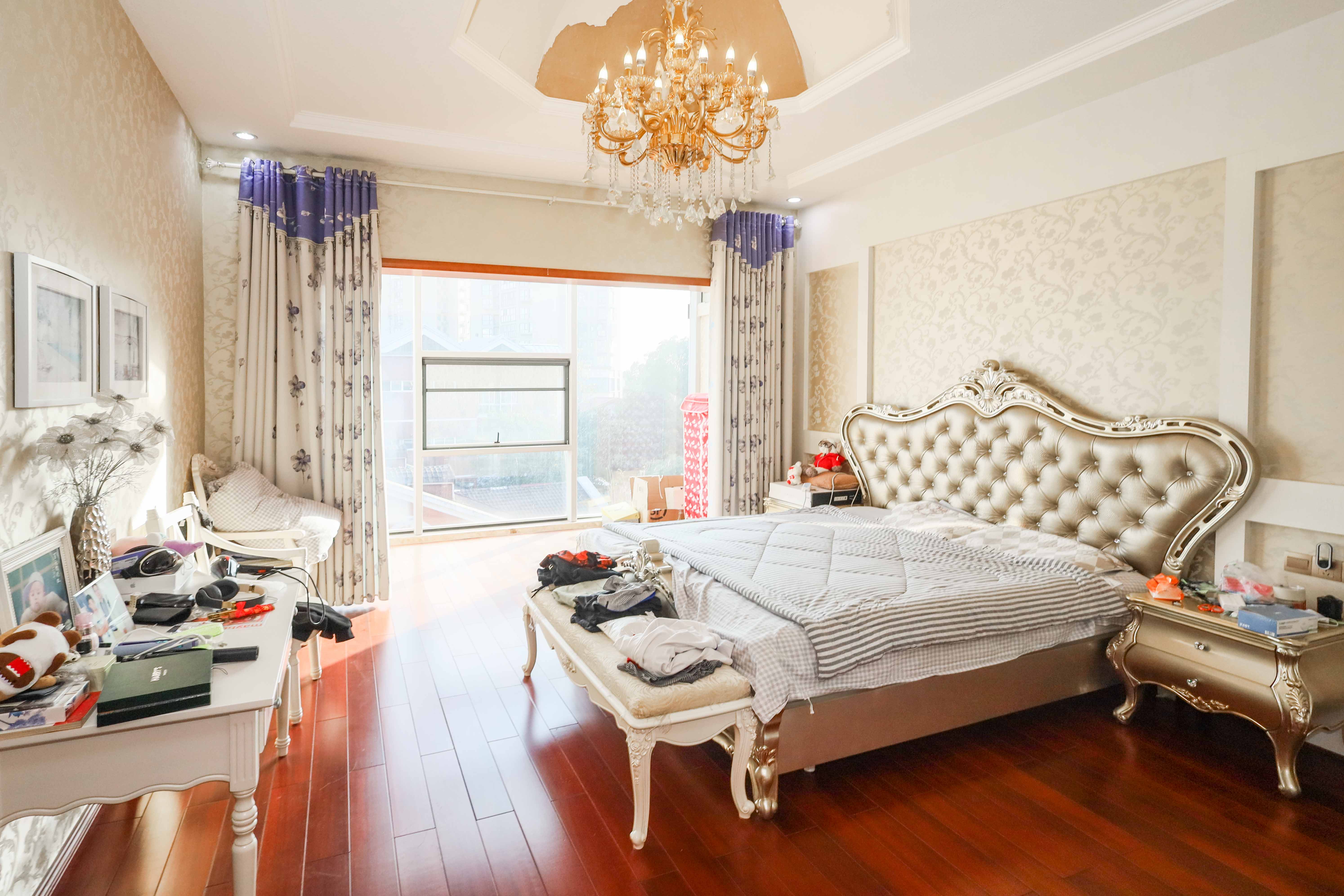 山水英伦  5室2厅3卫    385.0万 山水英伦  5室2厅3卫    385.0万卧室