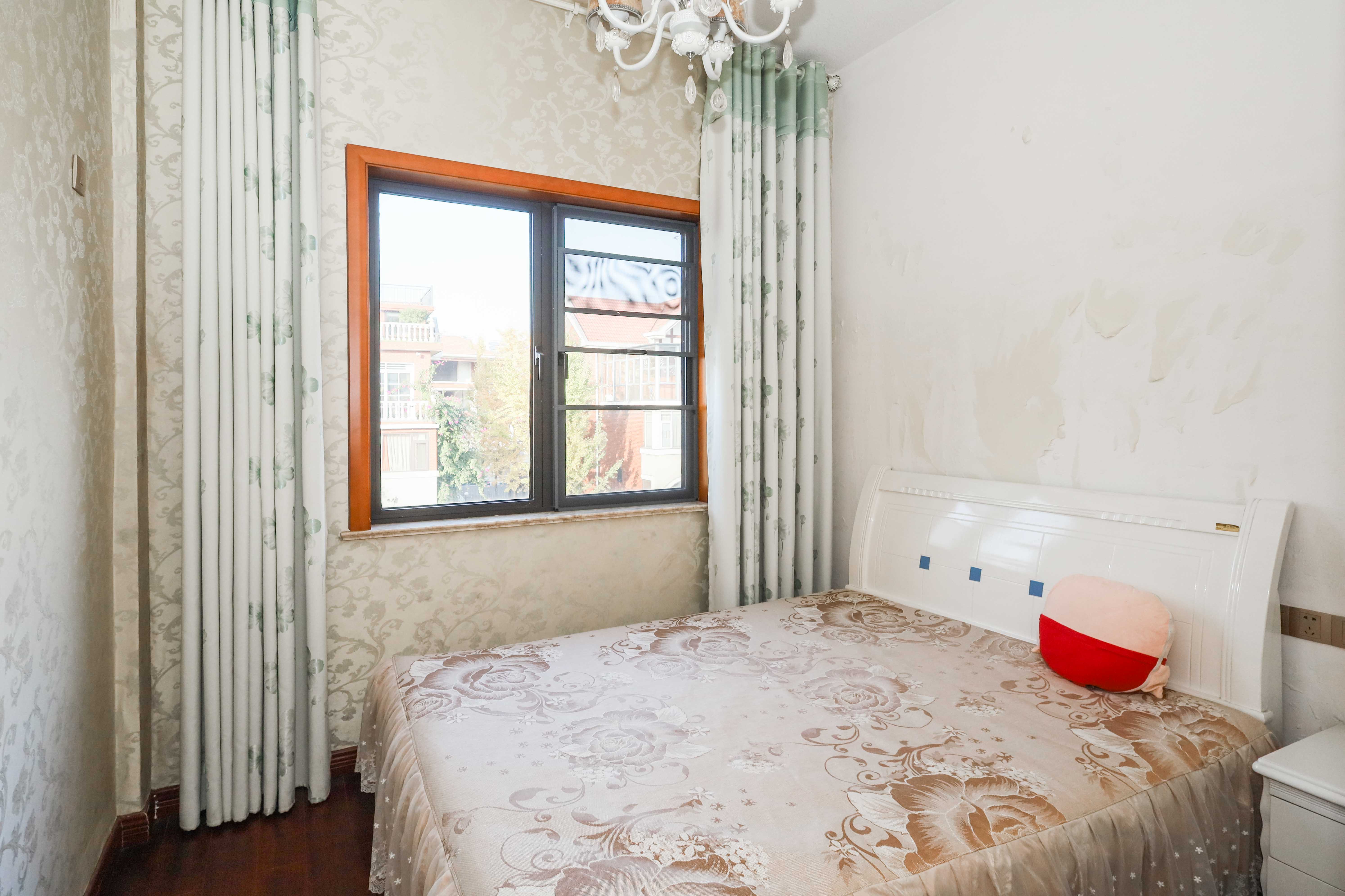 山水英伦  5室2厅3卫    385.0万 山水英伦  5室2厅3卫    385.0万卧室