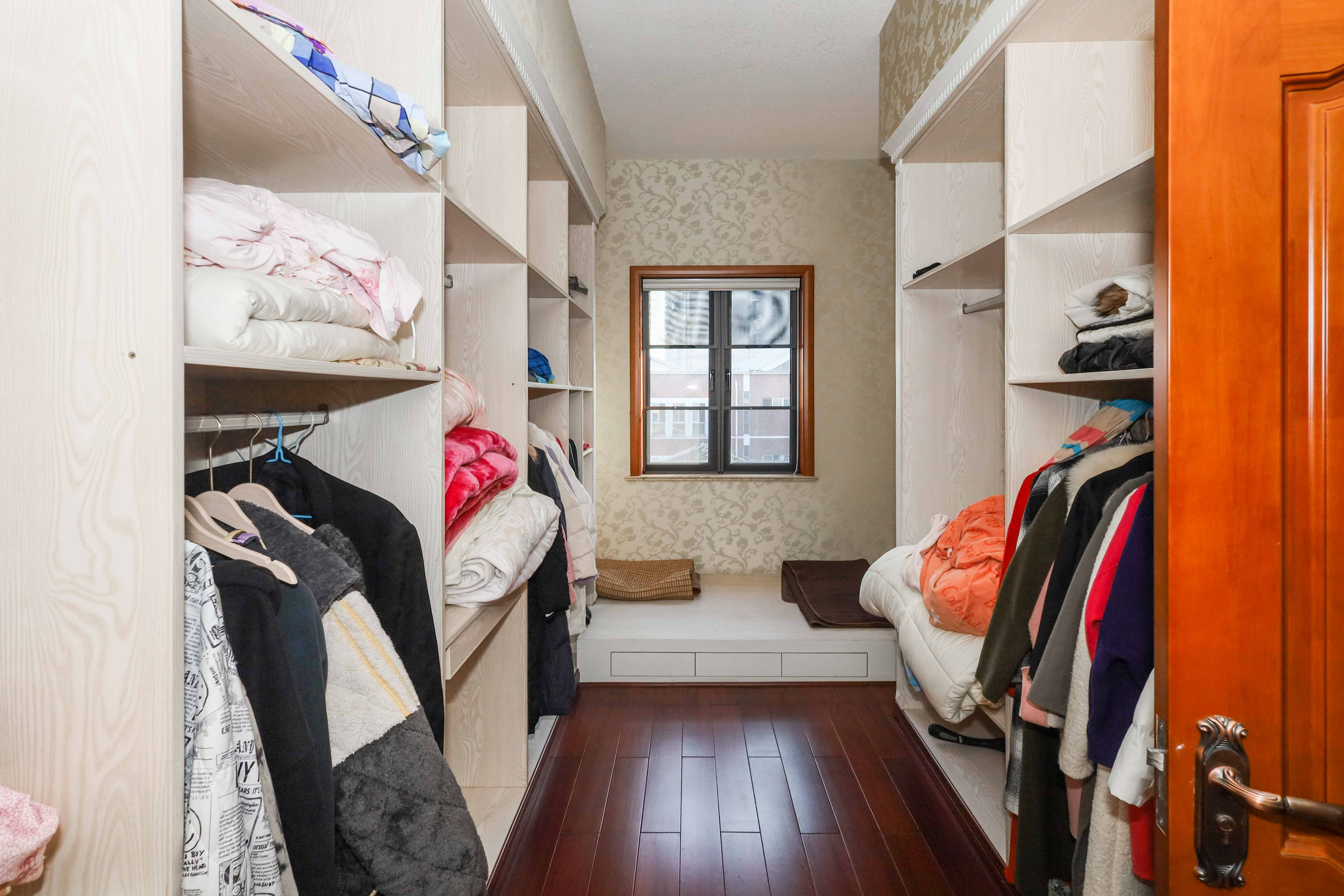 山水英伦  5室2厅3卫    385.0万 山水英伦  5室2厅3卫    385.0万卧室