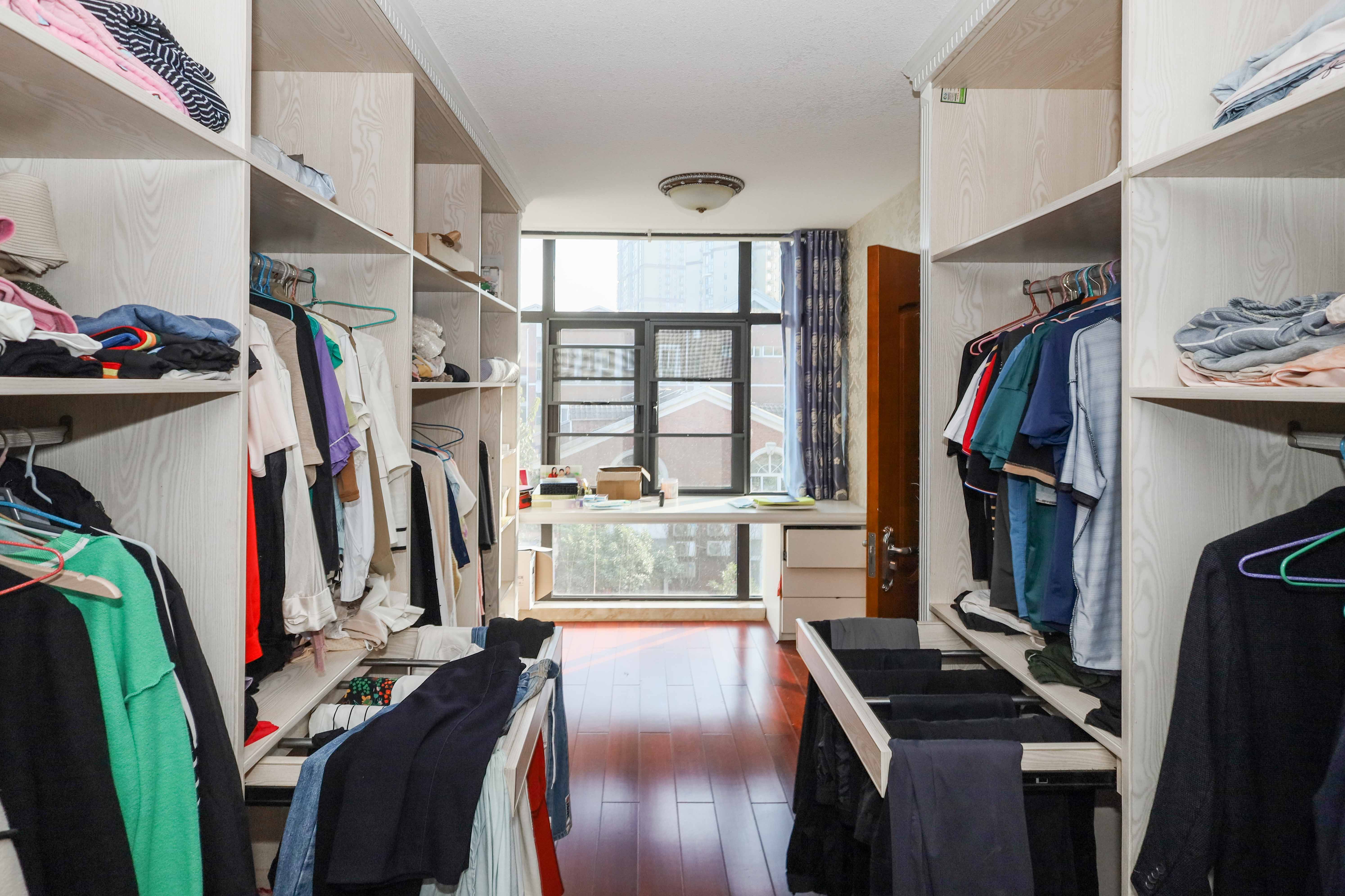 山水英伦  5室2厅3卫    385.0万 山水英伦  5室2厅3卫    385.0万卧室