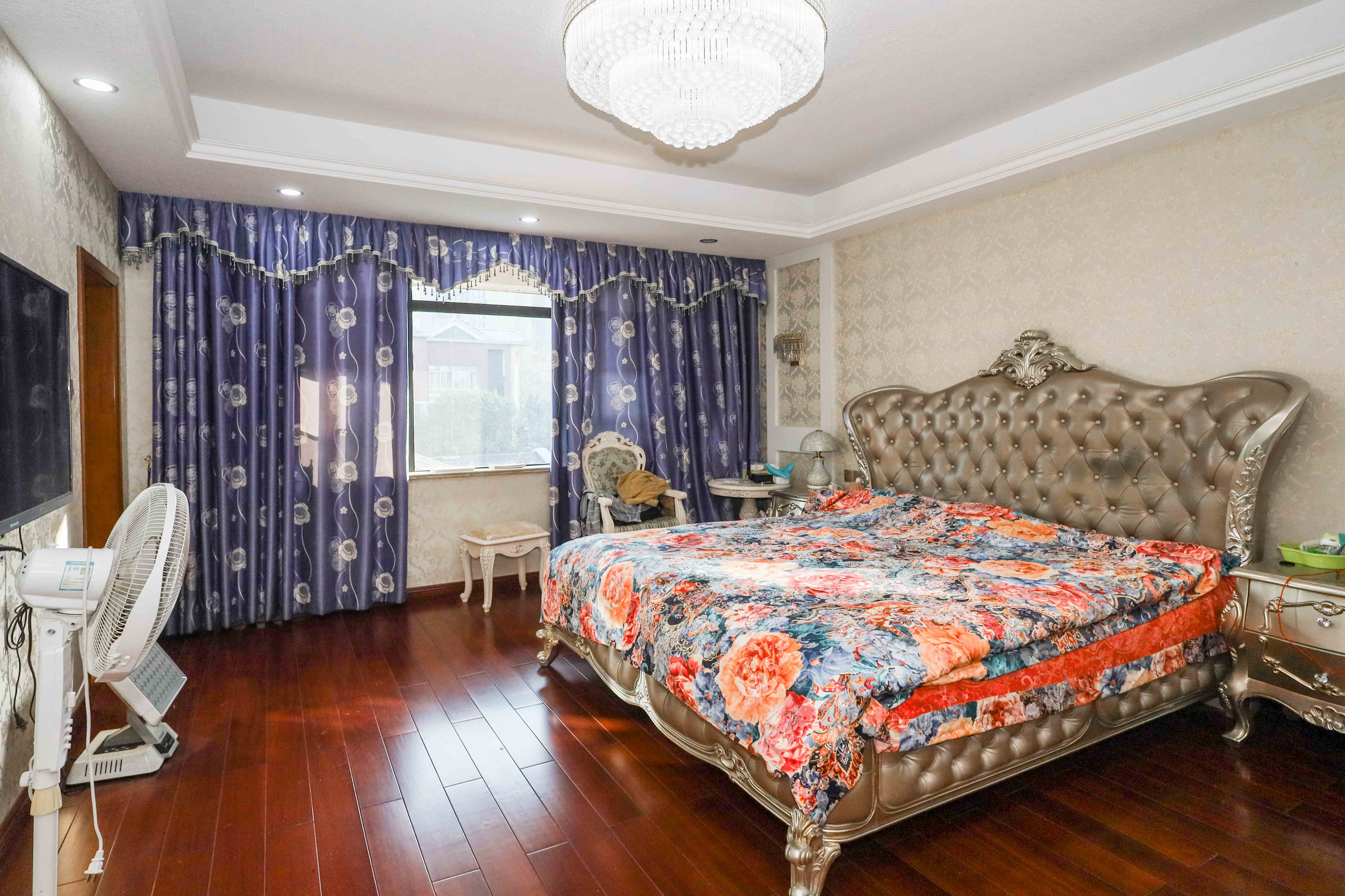 山水英伦  5室2厅3卫    385.0万 山水英伦  5室2厅3卫    385.0万卧室