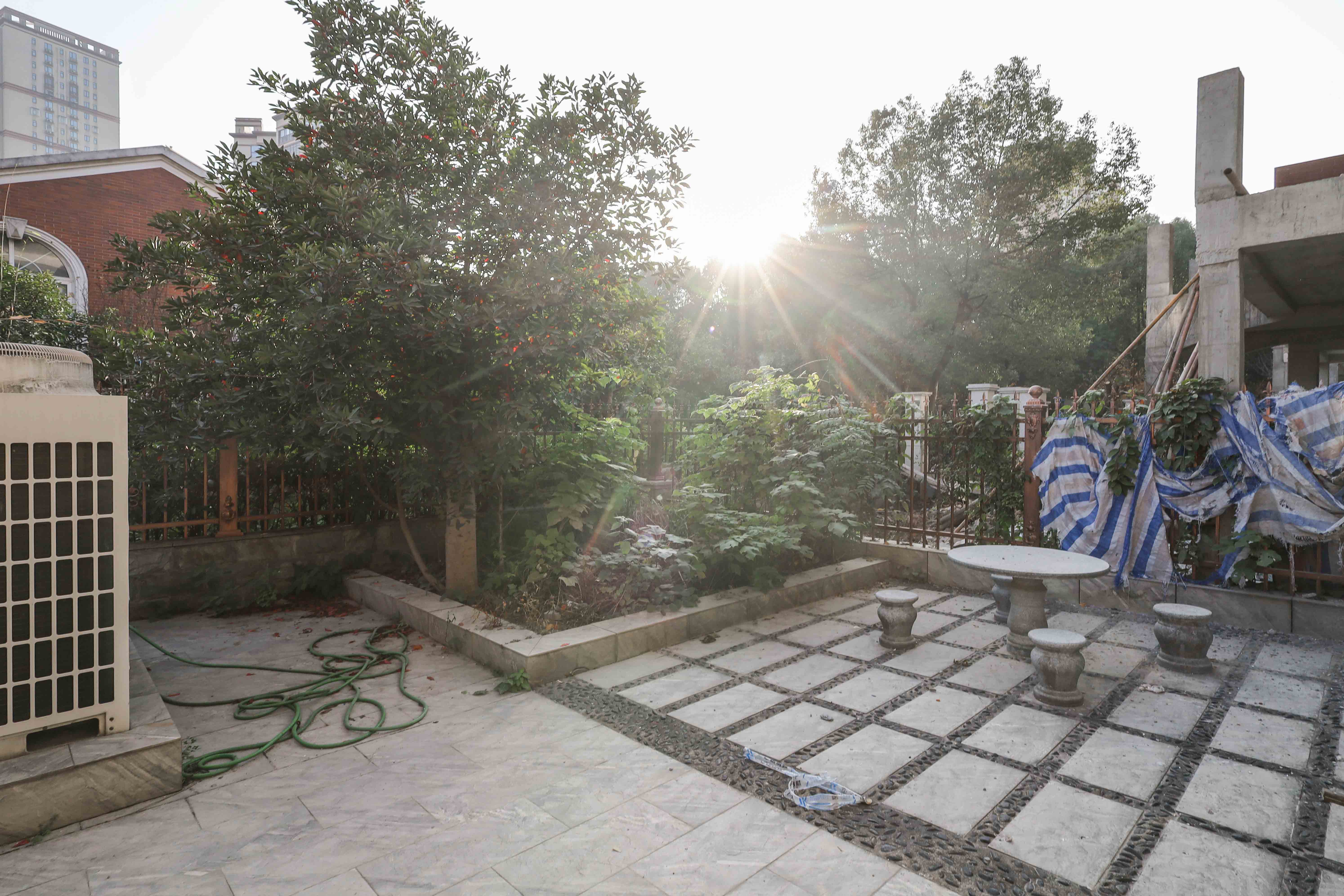 山水英伦  5室2厅3卫    385.0万 山水英伦  5室2厅3卫    385.0万阳台