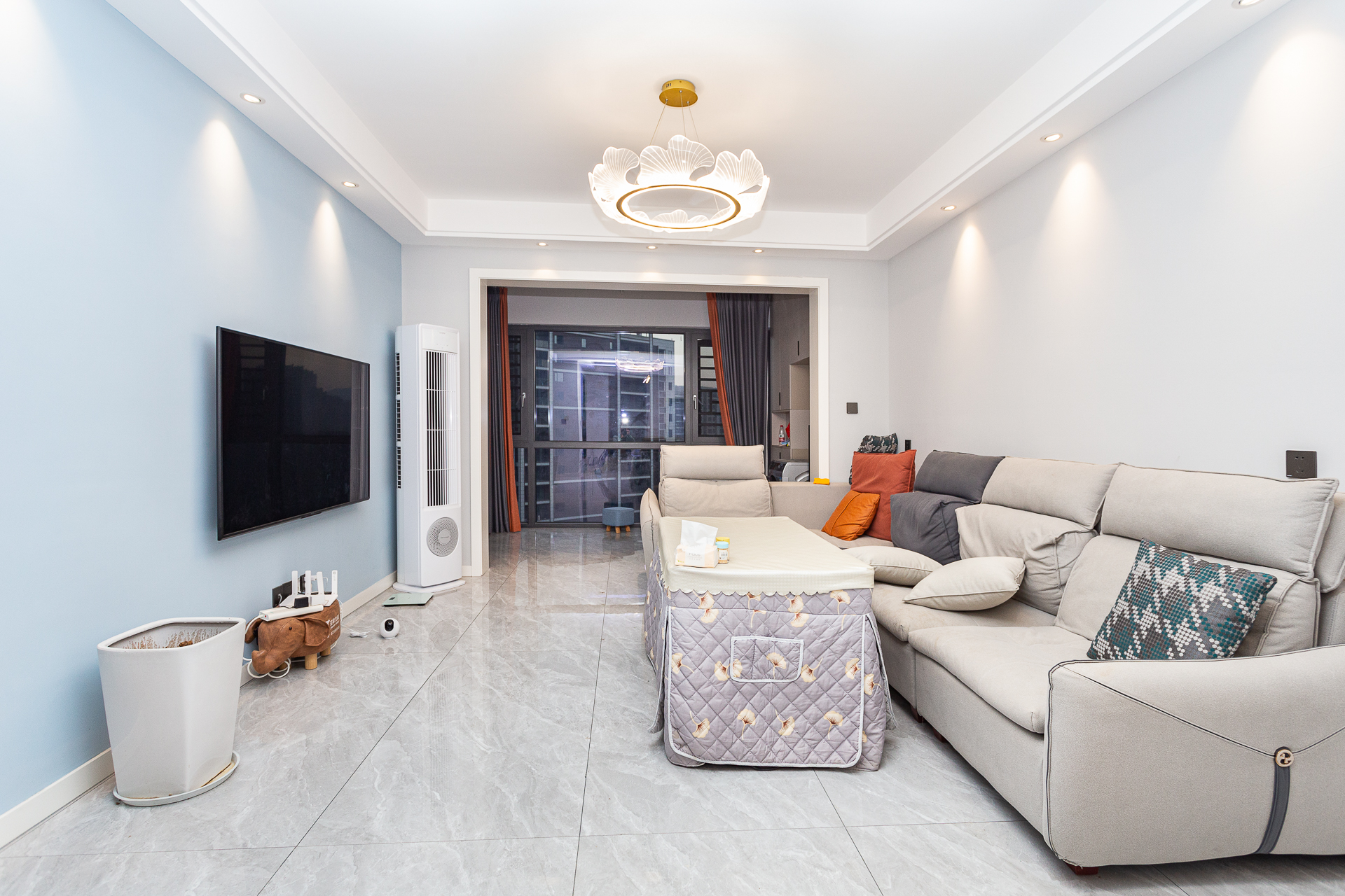 长燃润和天地(长润小区印湘江) 3室2厅2卫 129.4万 长燃润和天地(长润小区印湘江) 3室2厅2卫 129.4万客厅