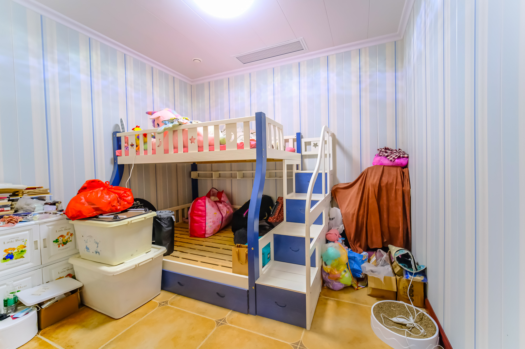 荣盛花语城  5室6厅5卫    108.0万 荣盛花语城  5室6厅5卫    108.0万卧室