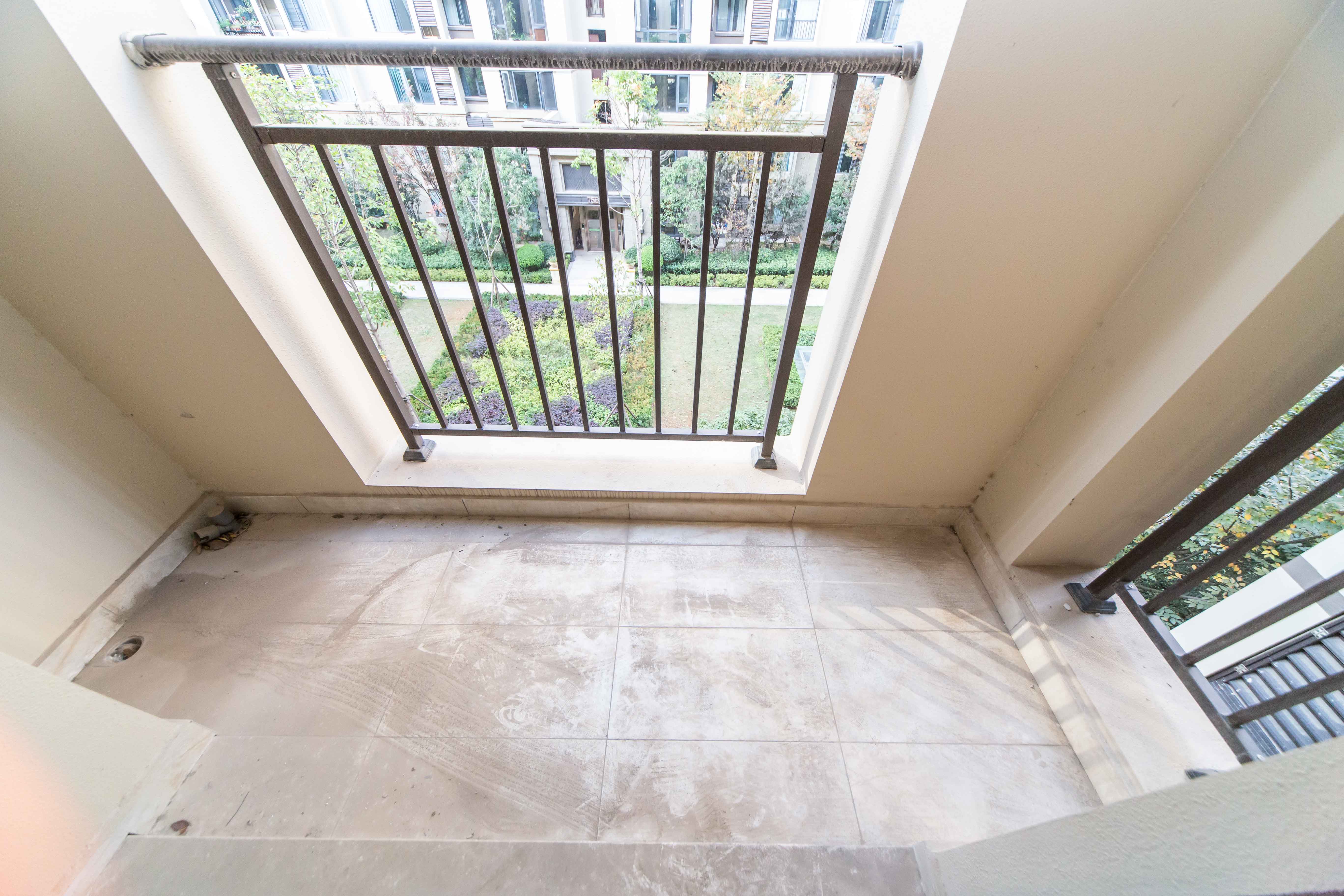 万科魅力之城天阔里  4室2厅2卫    238.0万阳台