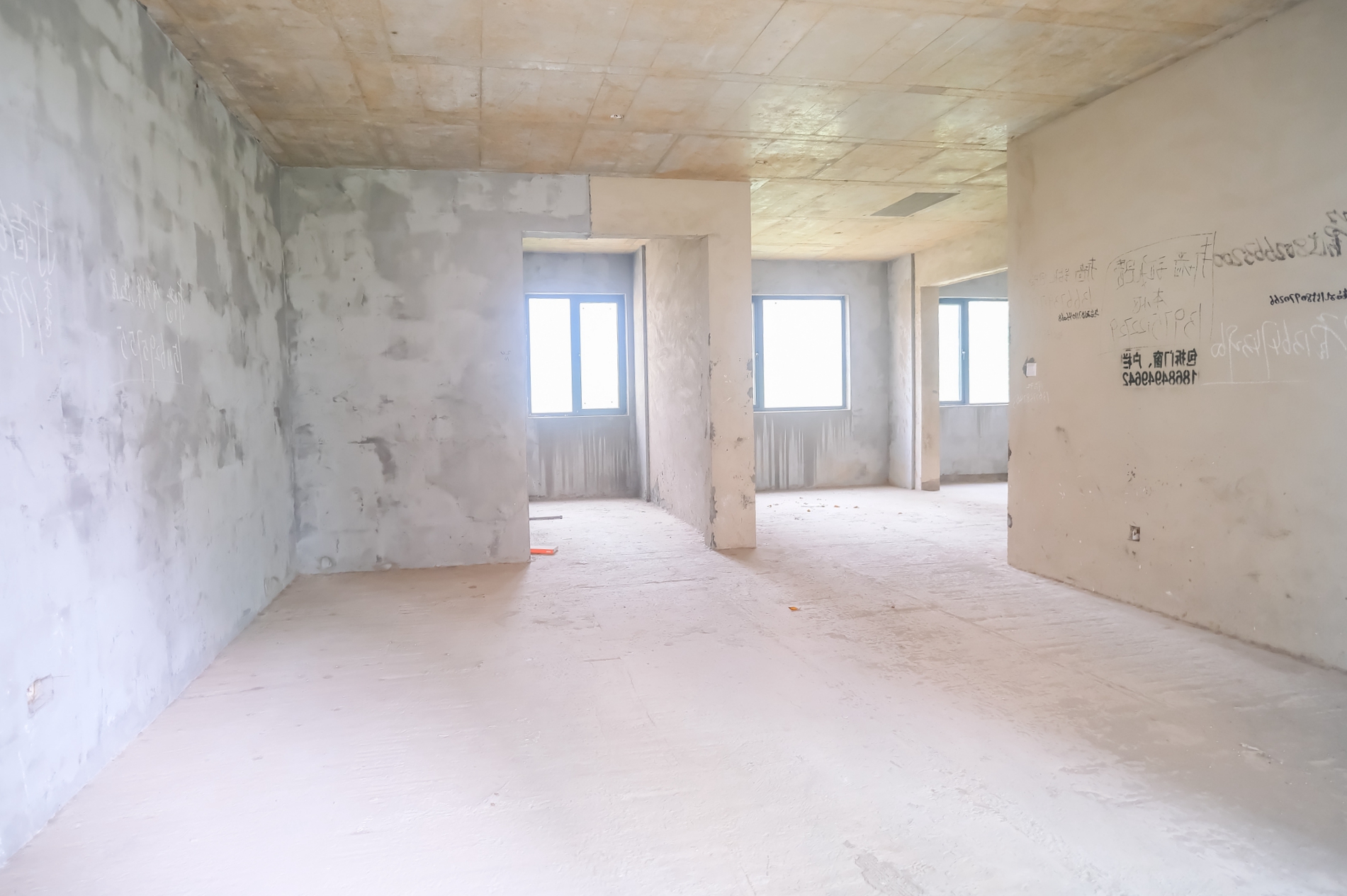 永宏万家里 5室2厅2卫 168.8万 永宏万家里 5室2厅2卫 168.8万客厅