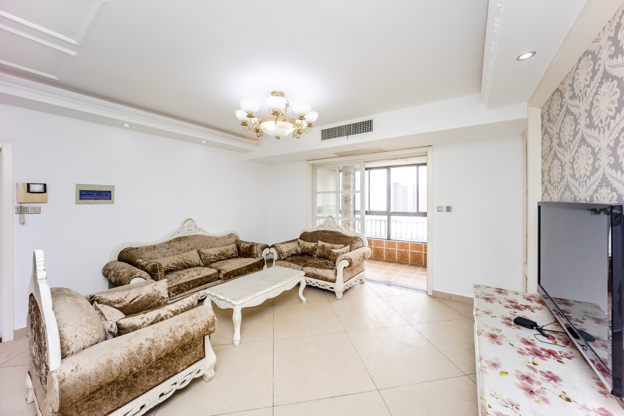 钱隆樽品(一、二、三期)  4室2厅2卫    128.8万 钱隆樽品(一、二、三期)  4室2厅2卫    128.8万客厅