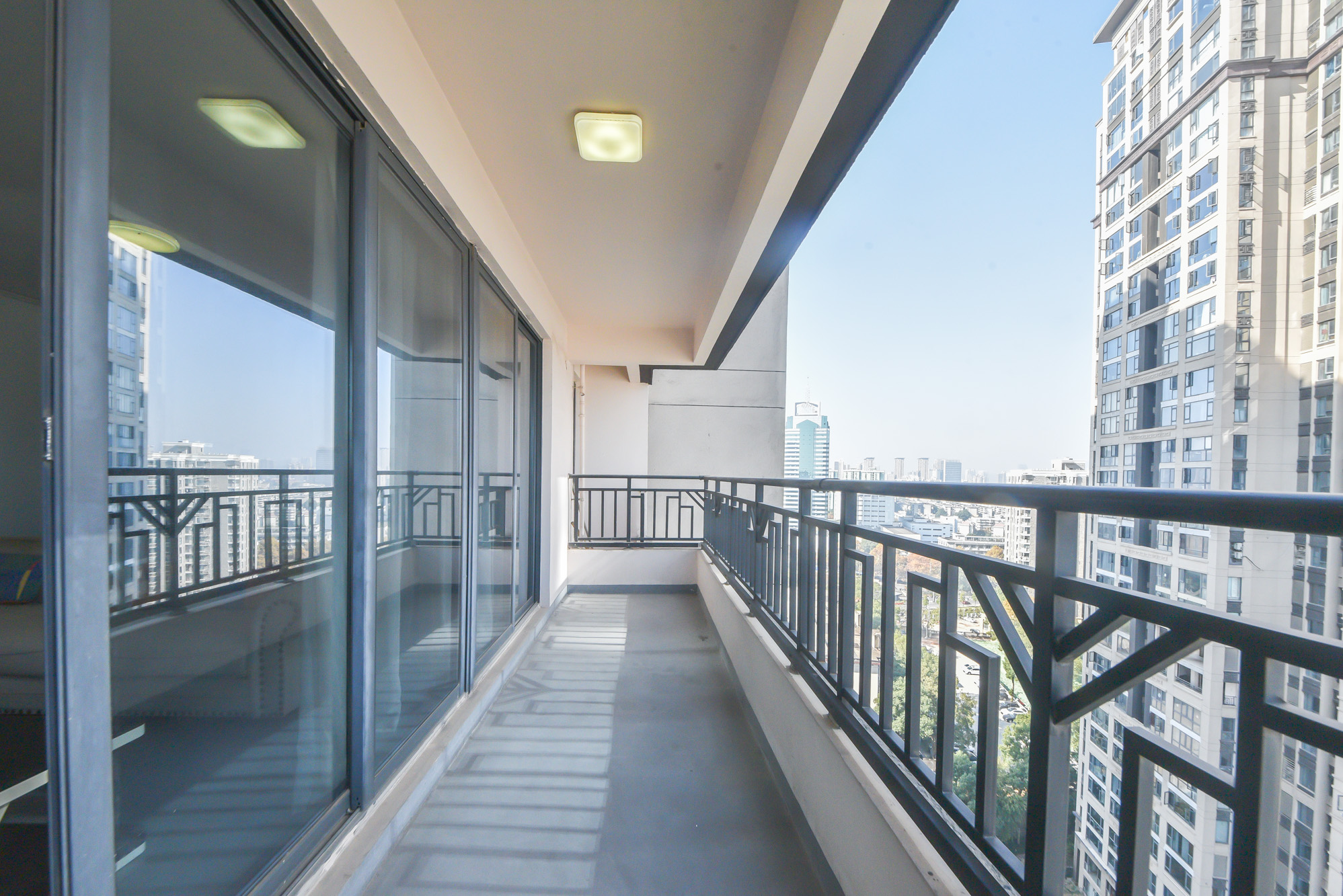 建发中央悦府  4室2厅2卫   230.00万阳台