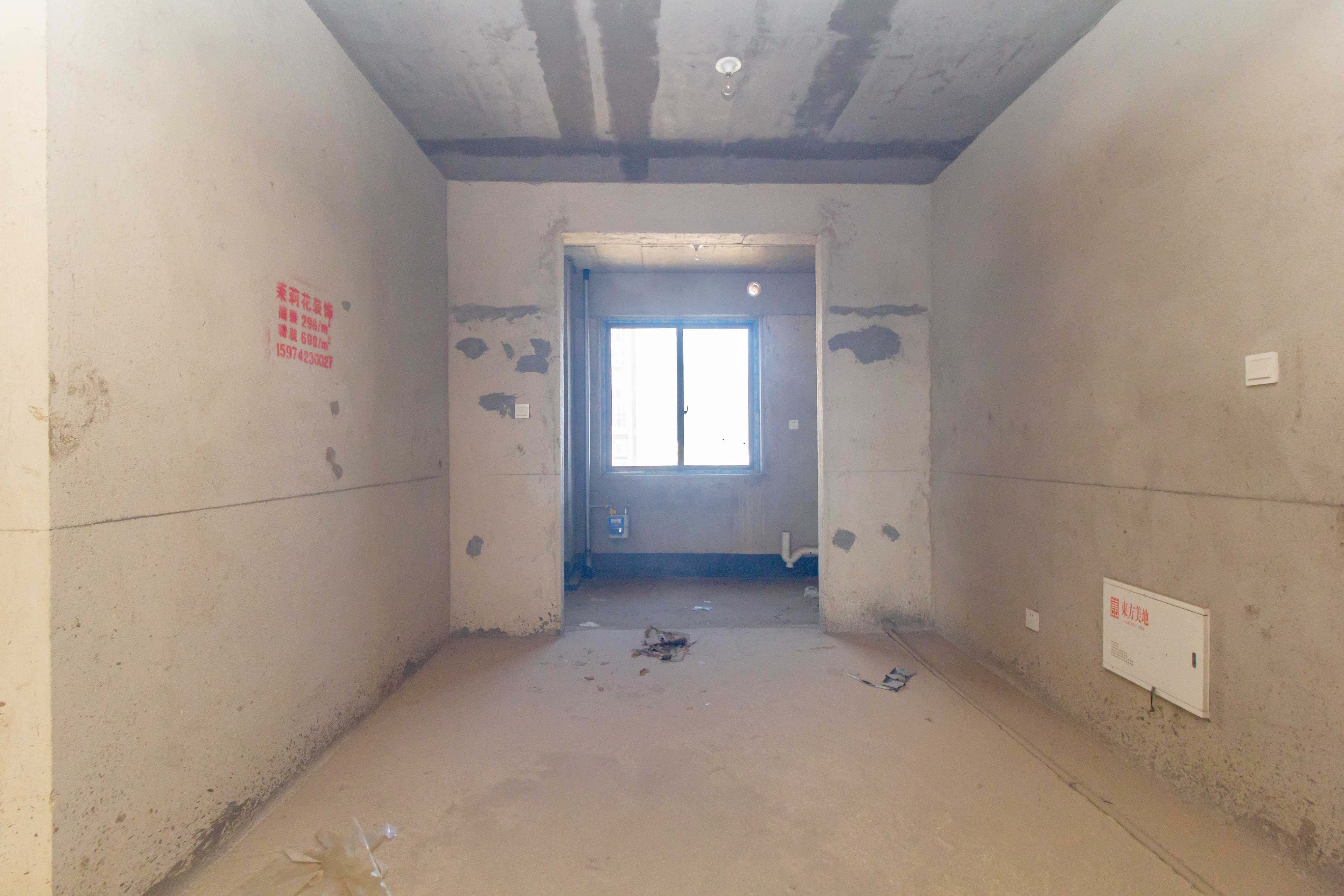 东方美地  4室2厅2卫    89.8万客厅