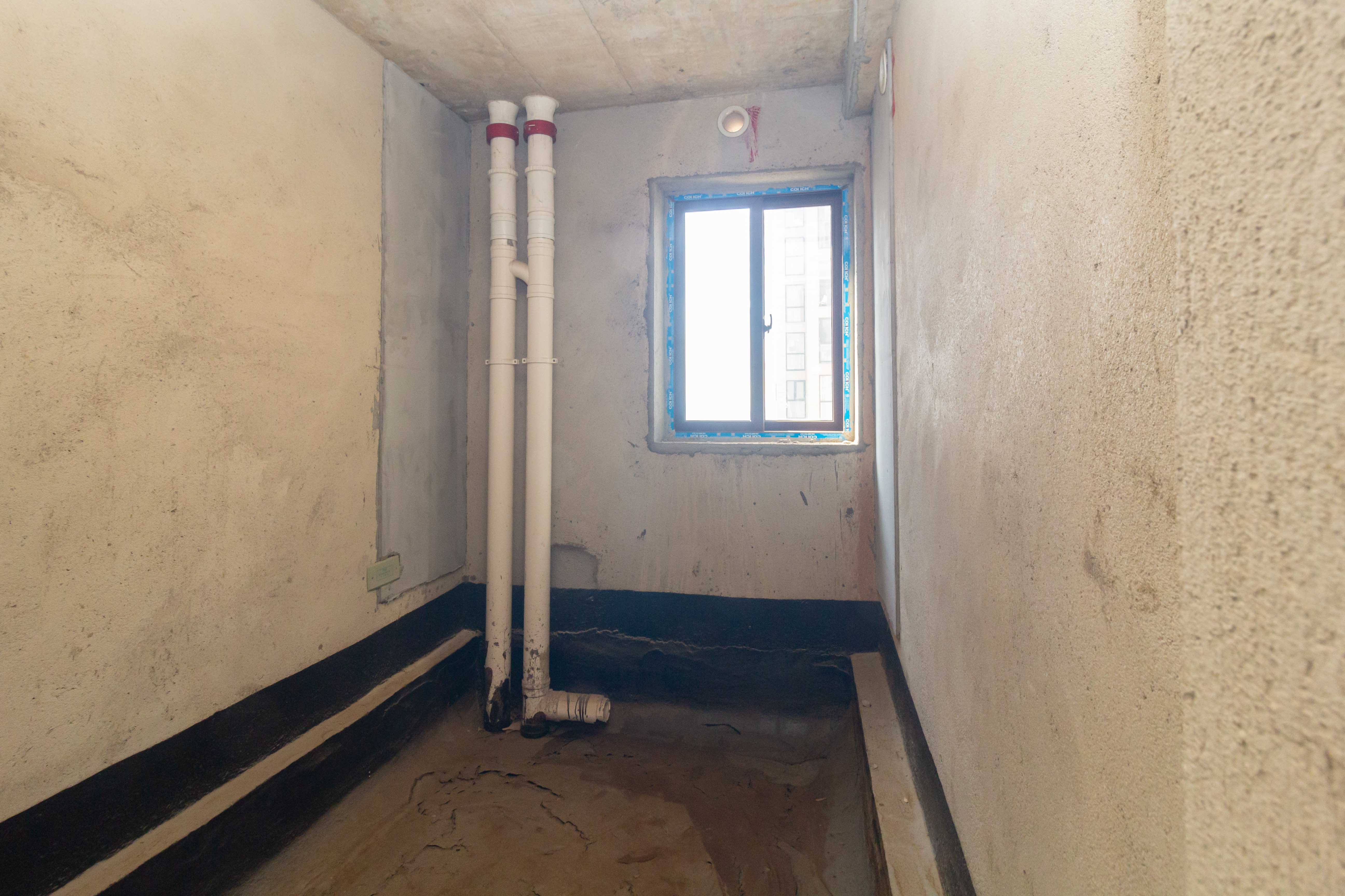 东方美地  4室2厅2卫    89.8万卫生间