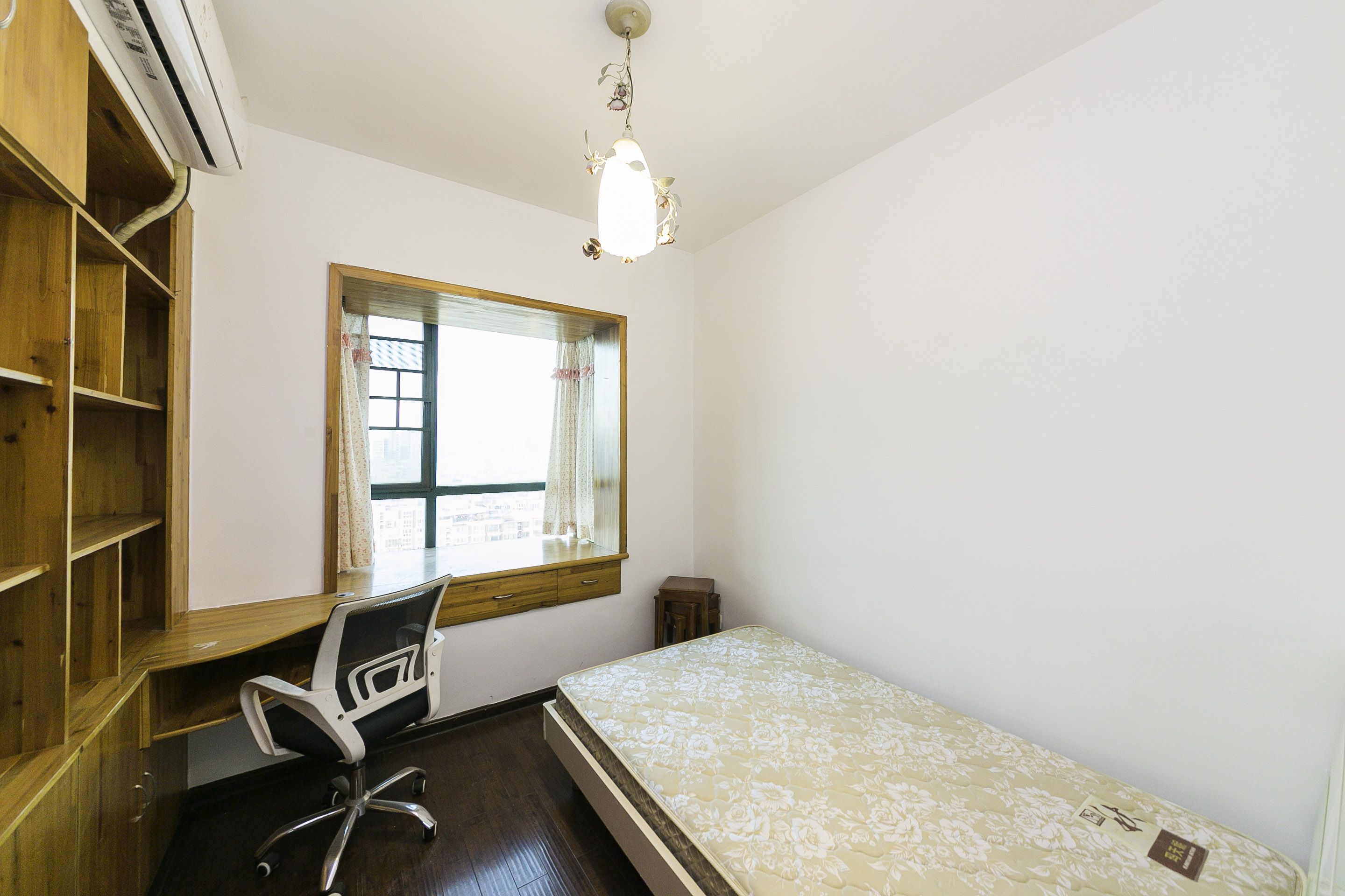 湘府东苑 3室2厅2卫 95.8万 湘府东苑 3室2厅2卫 95.8万卧室