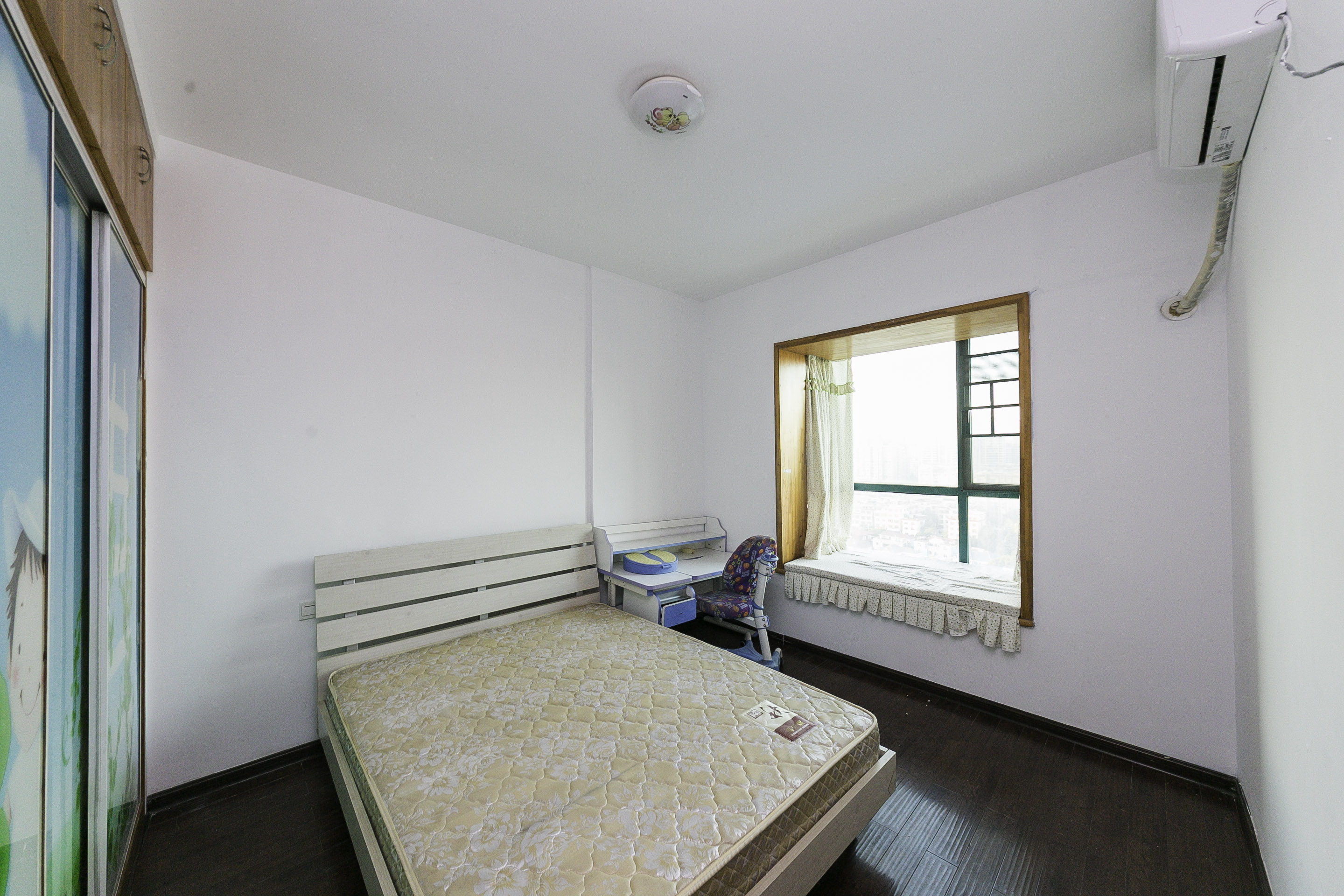 湘府东苑 3室2厅2卫 95.8万 湘府东苑 3室2厅2卫 95.8万卧室