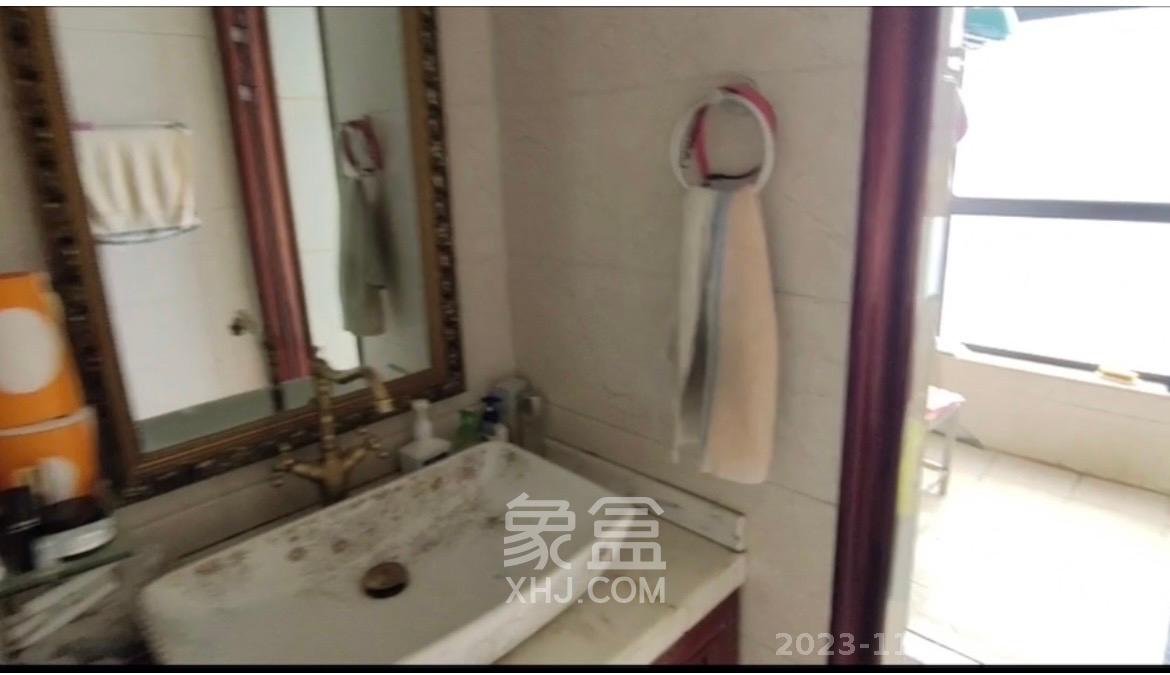 勤诚达新界  4室2厅2卫   2400.00元/月室内图