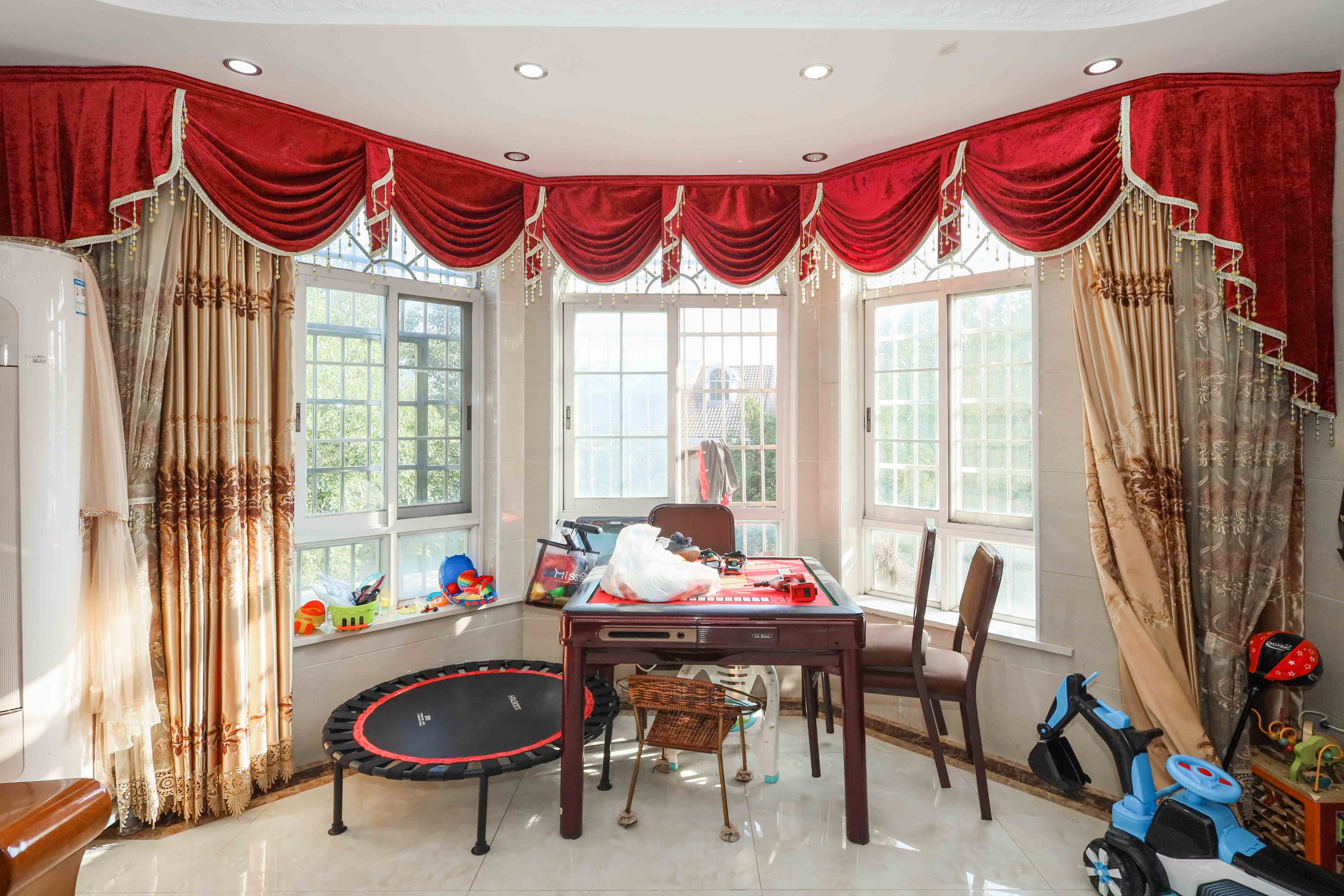 山水英伦 4室2厅3卫 190.0万 山水英伦 4室2厅3卫 190.0万客厅