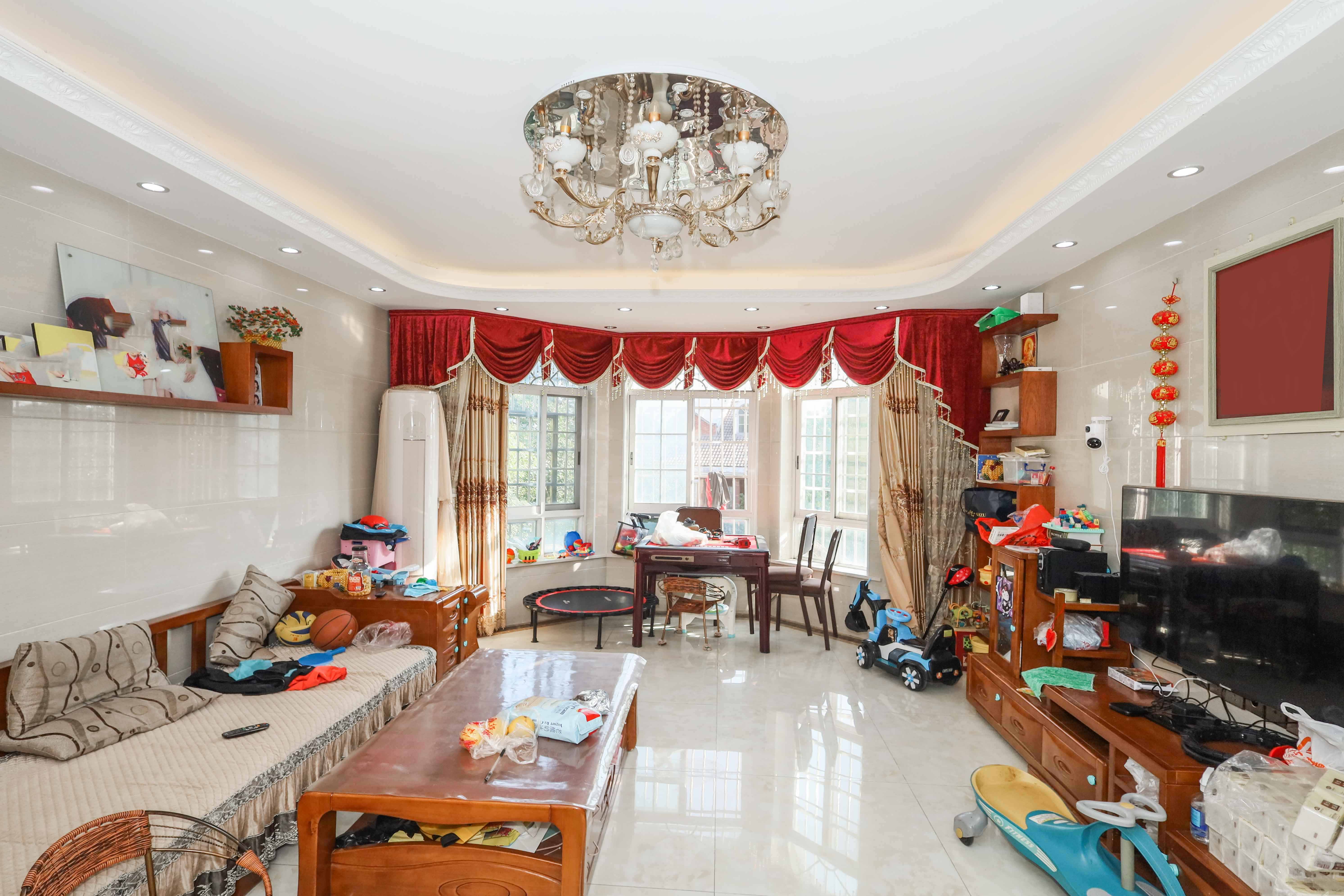 山水英伦 4室2厅3卫 190.0万 山水英伦 4室2厅3卫 190.0万客厅