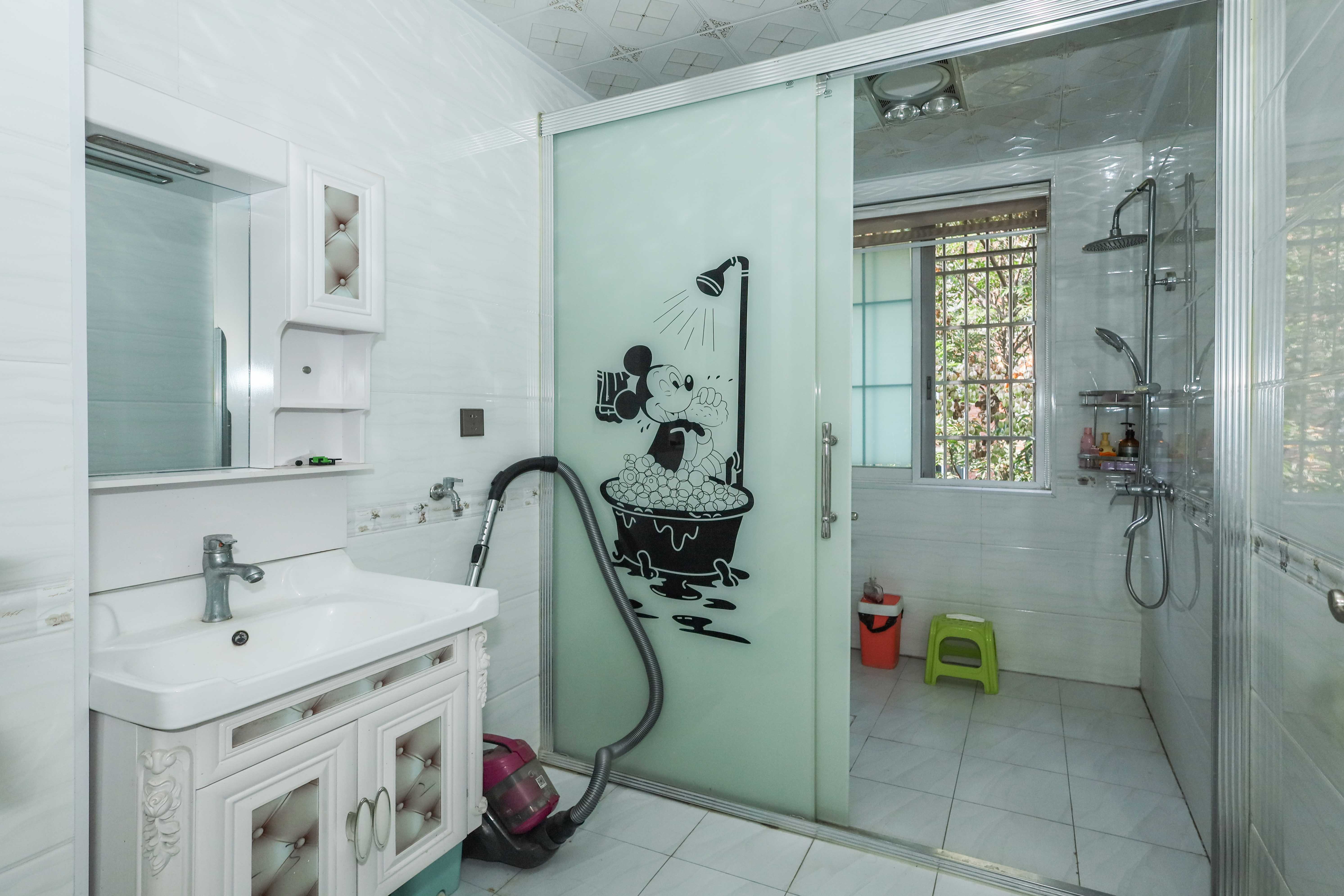 山水英伦 4室2厅3卫 190.0万 山水英伦 4室2厅3卫 190.0万卫生间