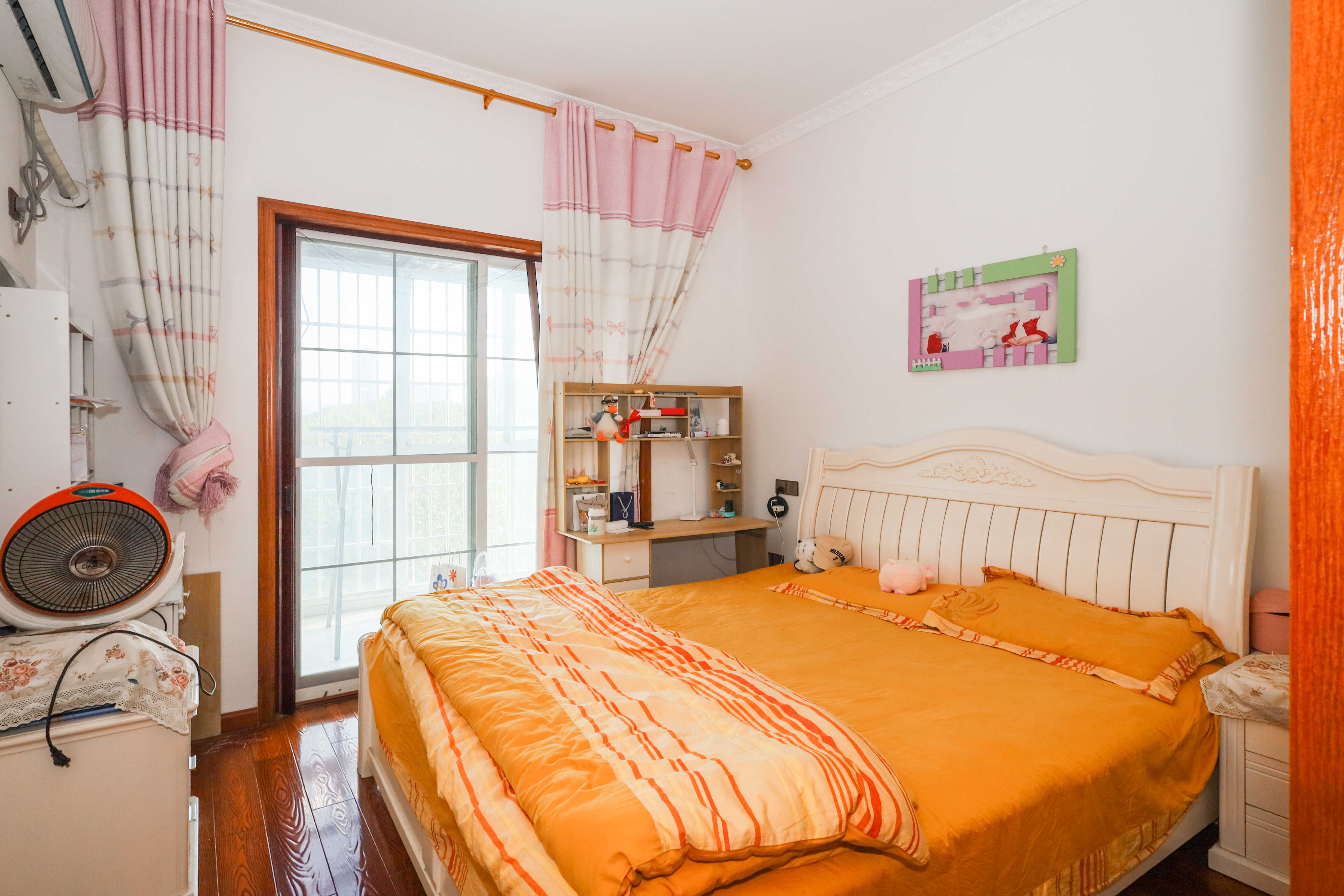 山水英伦 4室2厅3卫 190.0万 山水英伦 4室2厅3卫 190.0万卧室