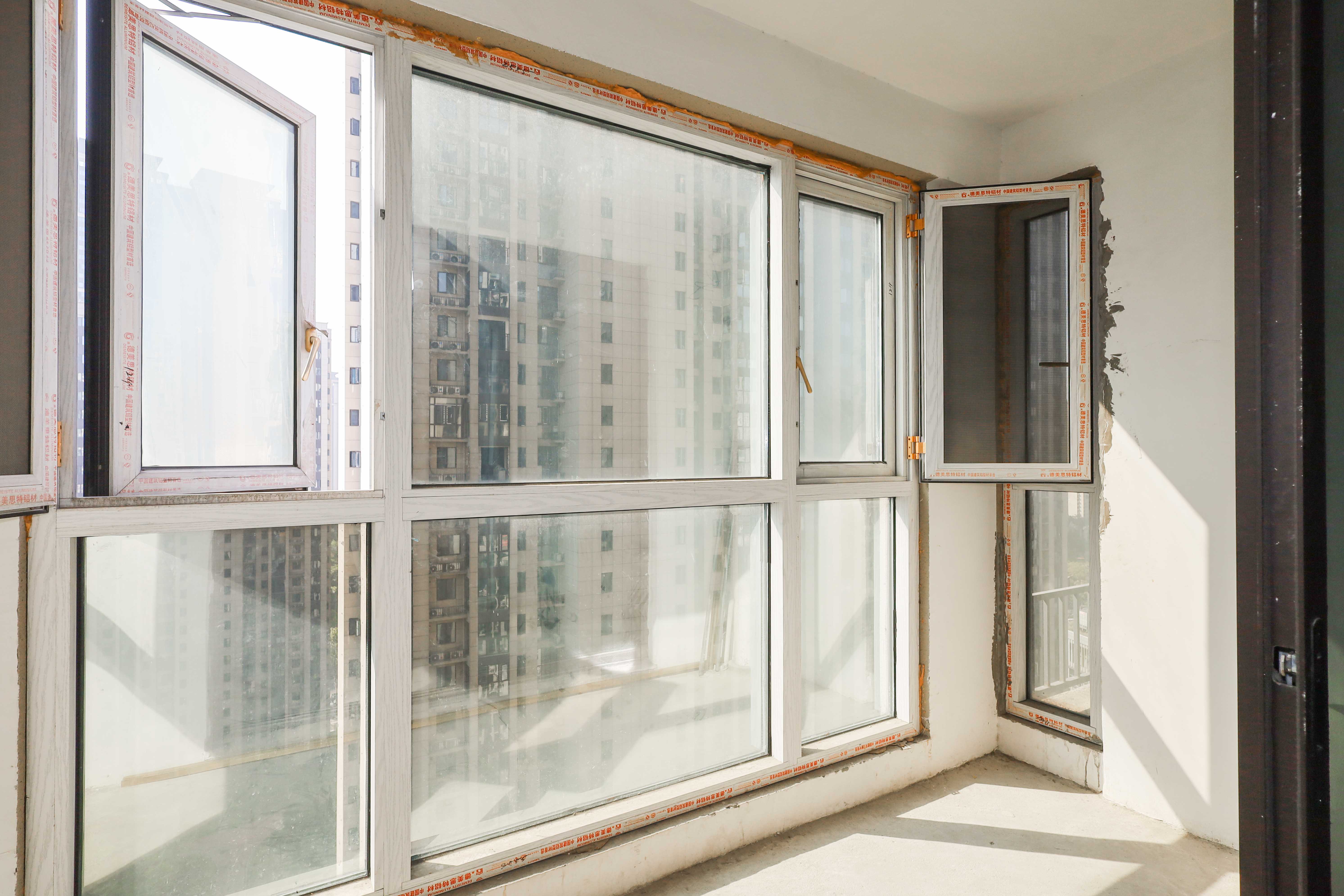 中国铁建梅溪青秀二期  3室2厅2卫   152.00万阳台
