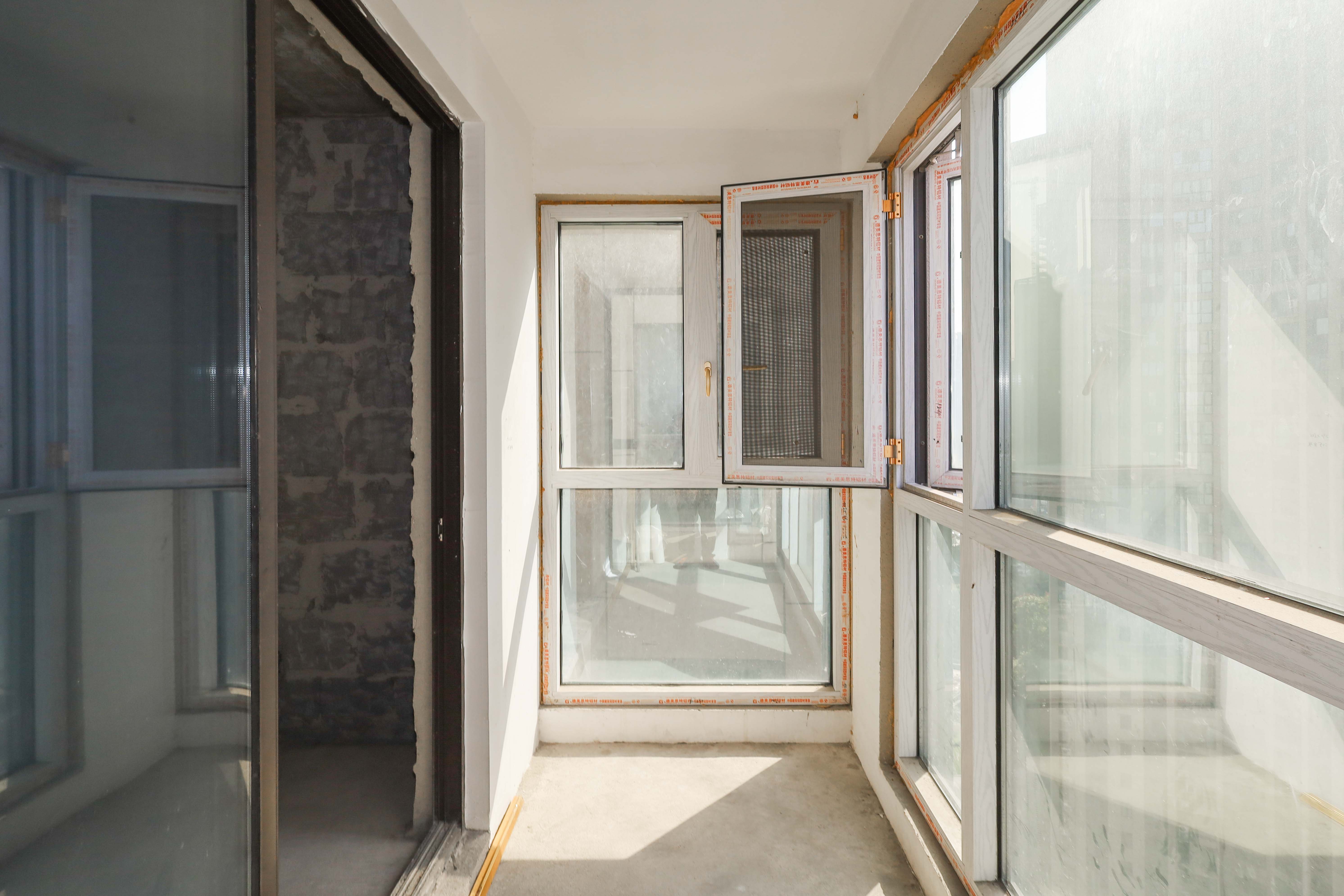 中国铁建梅溪青秀二期  3室2厅2卫   152.00万阳台