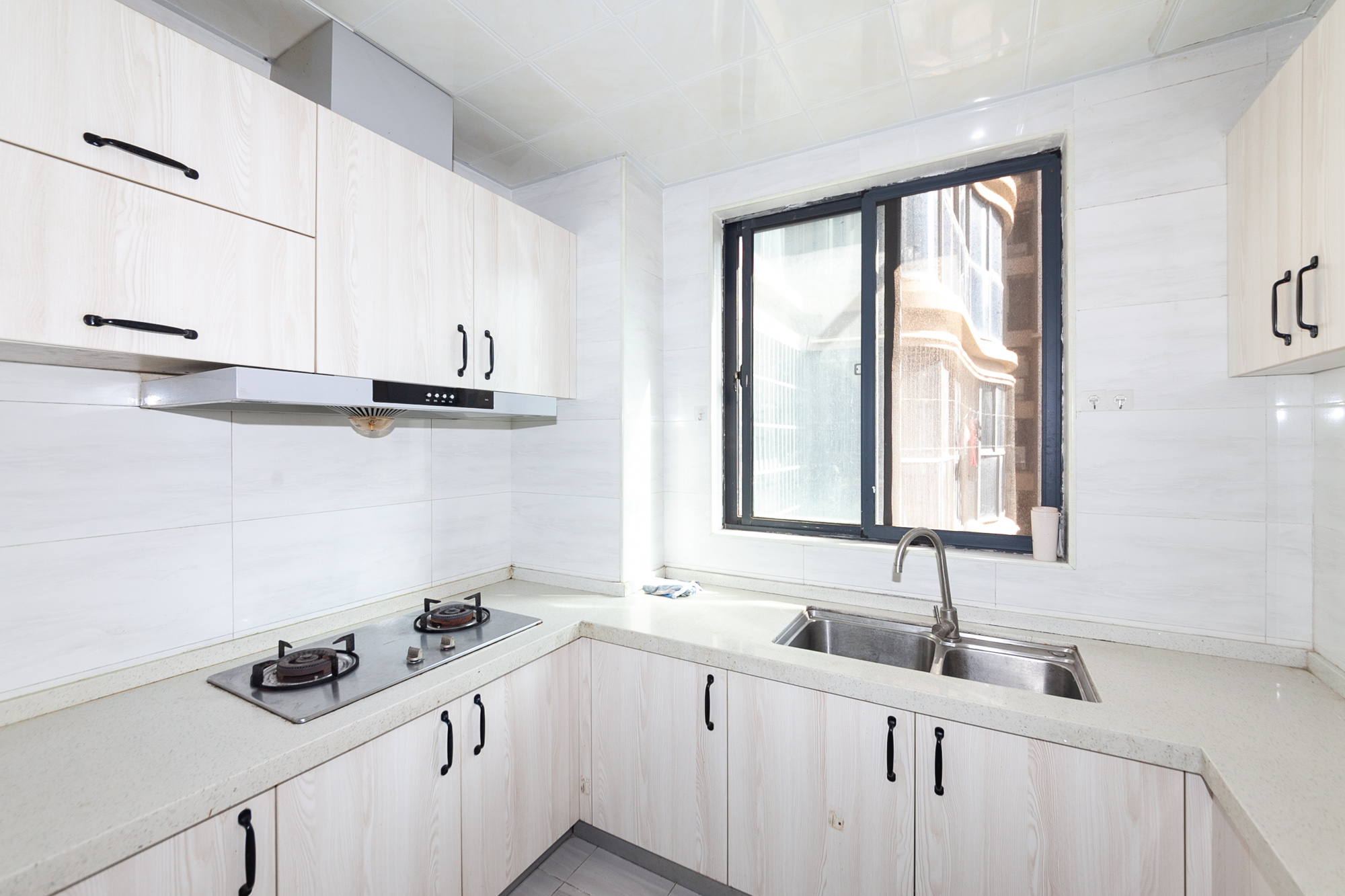 名家翡翠花园  3室2厅2卫    125.0万厨房