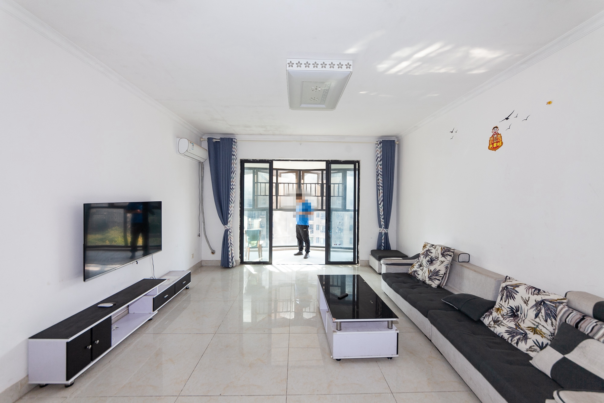 名家翡翠花园  3室2厅2卫    125.0万客厅